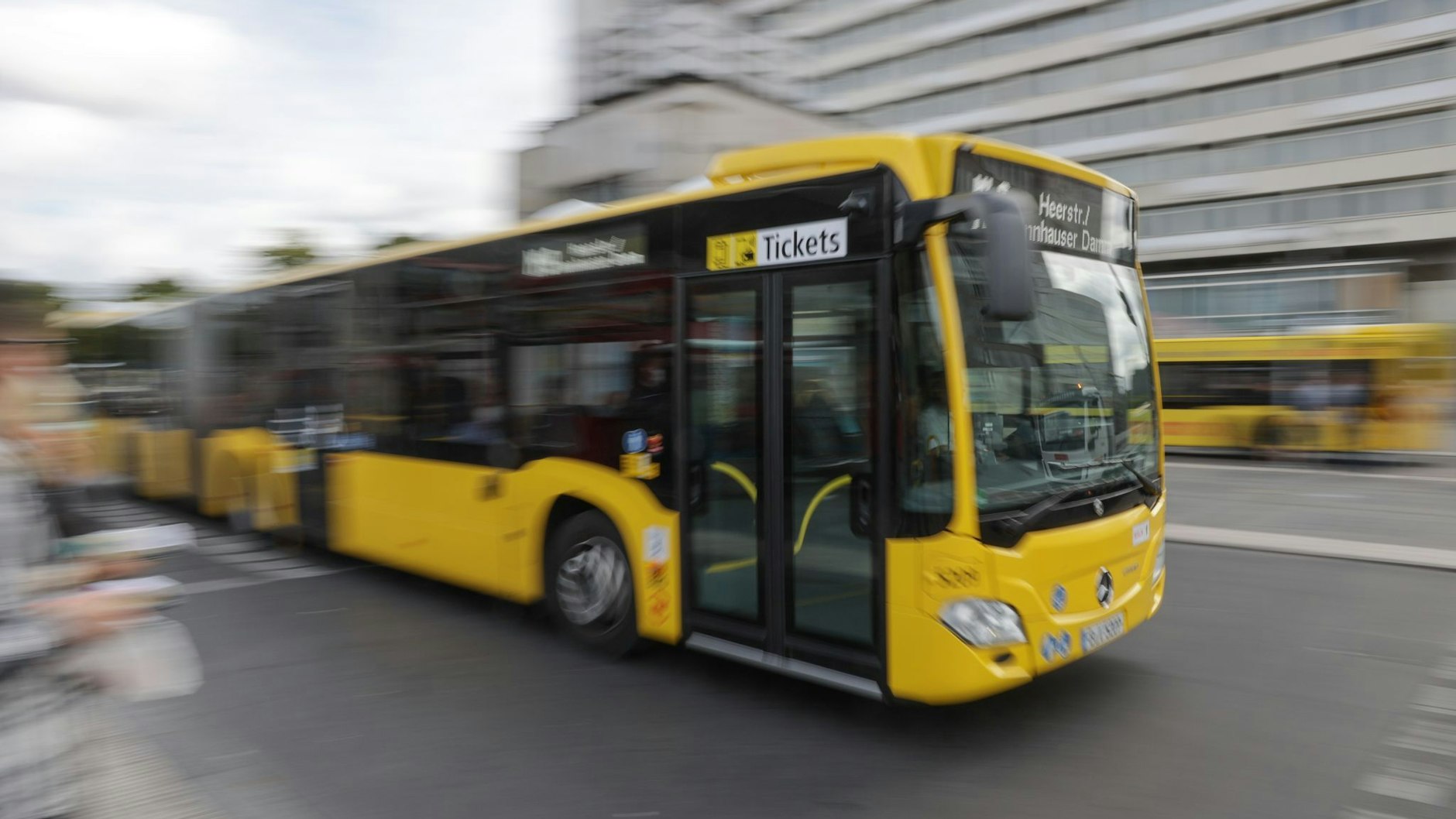 Jeden Tag bringen die Busse der BVG Tausende Menschen in Berlin von A nach B.