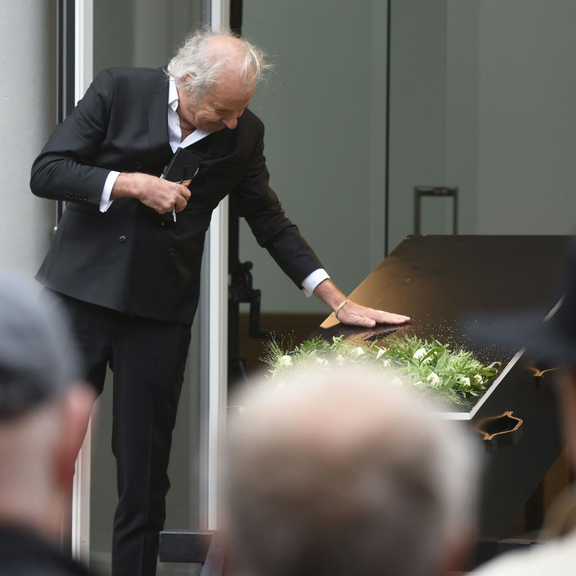 Image - Beerdigung von Claus Peymann: „Du warst ein Verrückter, auf der Ebene trafen wir uns“