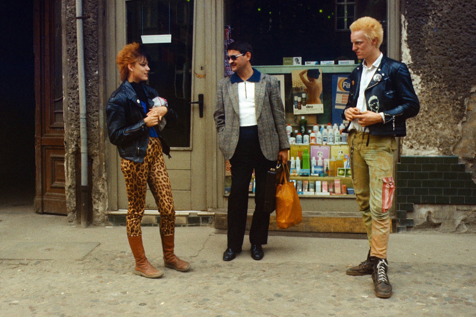 Punks im Gespräch mit einem Passanten, Ost-Berlin 1985
