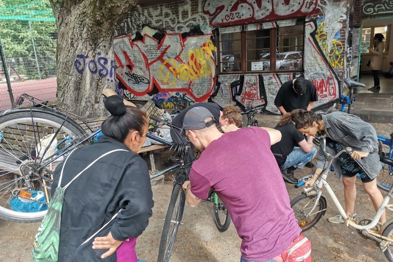 Gemeinsame Fahrradreparatur