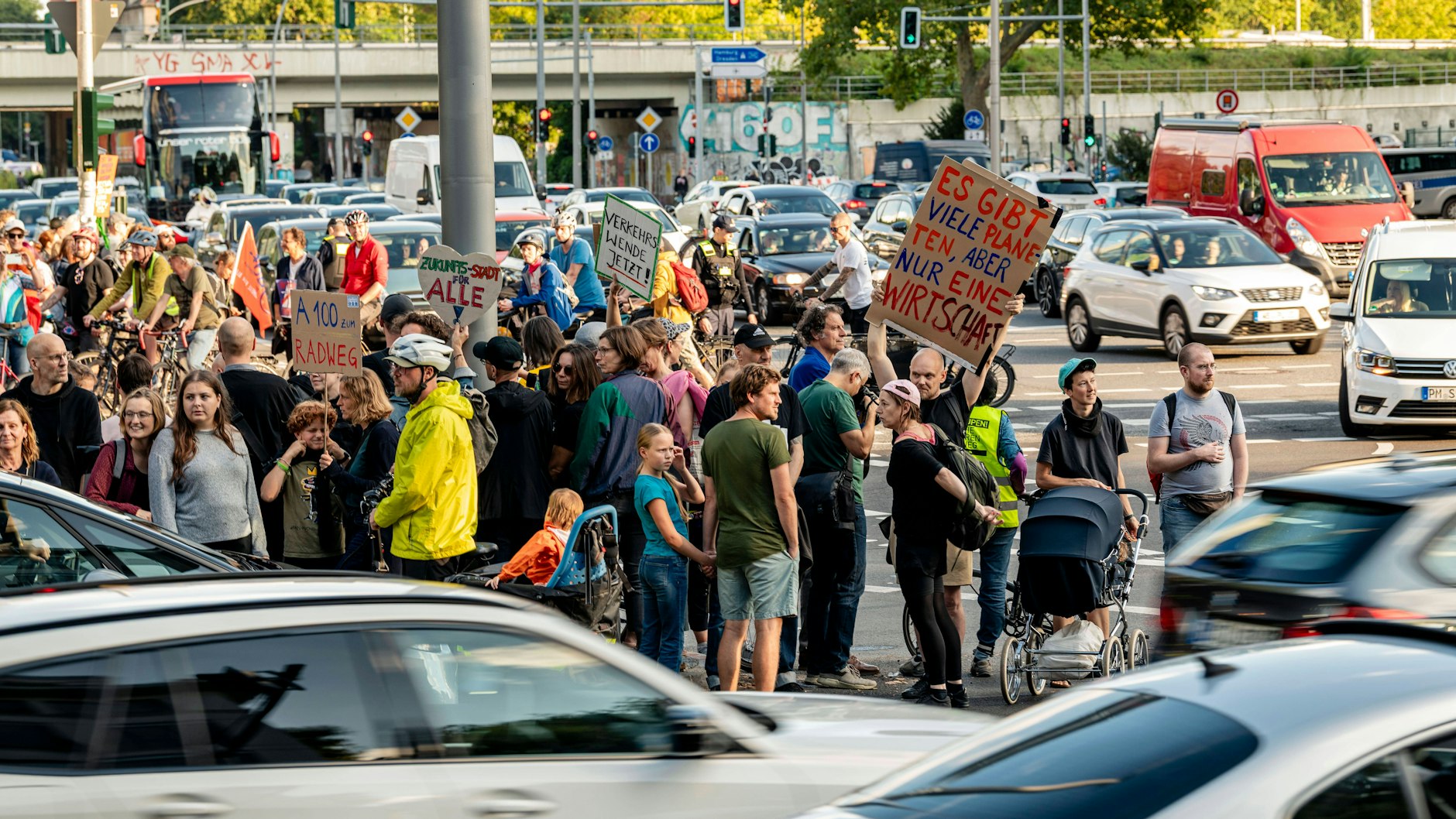 Immer wieder wurde gegen den neuen Abschnitt der A100 protestiert - auch nach der Eröffnung.
