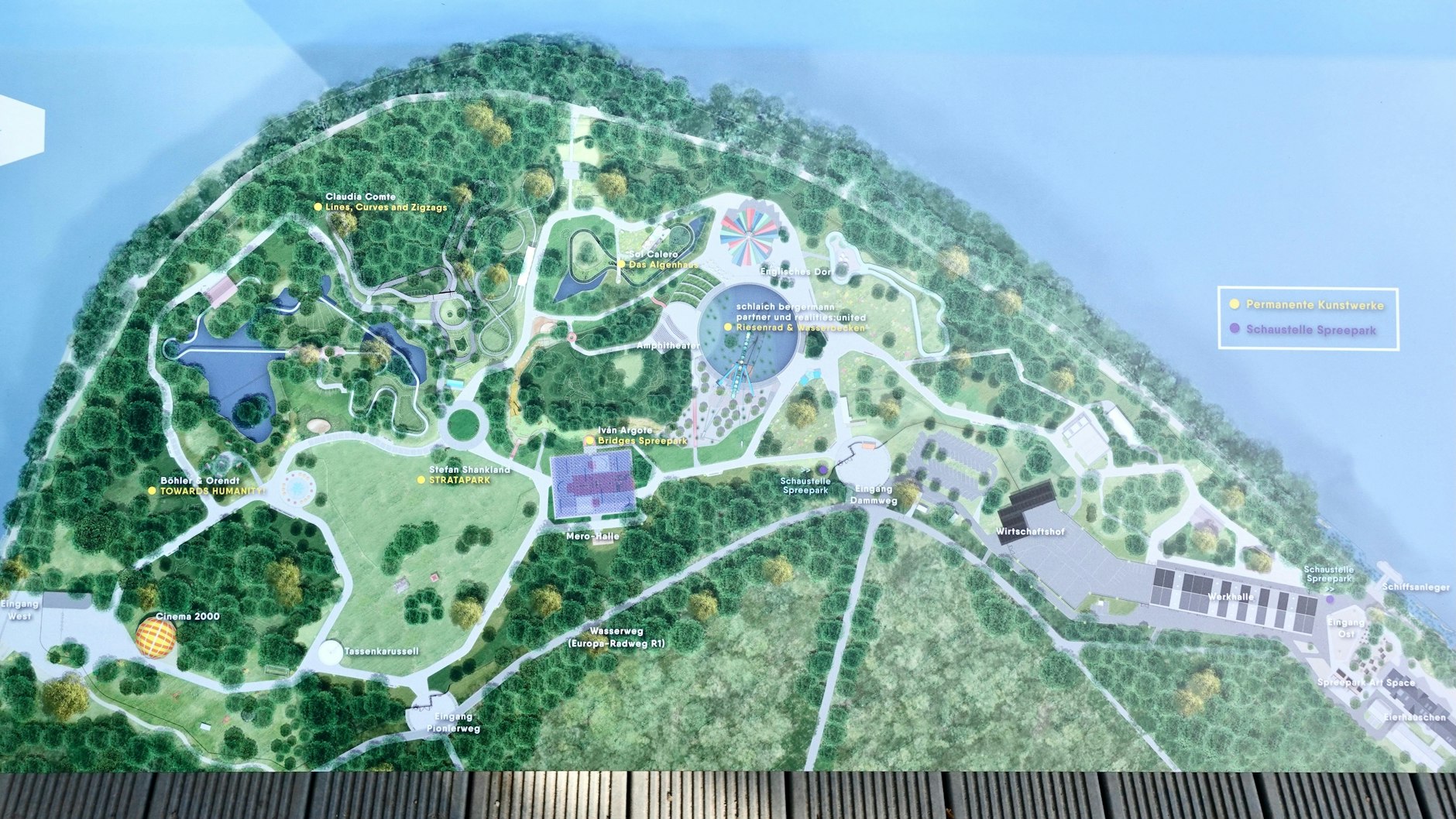 Vier Eingänge, fünf Kunstinstallationen, ein Kino, ein Tassenkarussell und ein Riesenrad: So soll der neue Spreepark mal aussehen. Der Plan ist auf der Aussichtsplattform am Dammweg zu sehen.