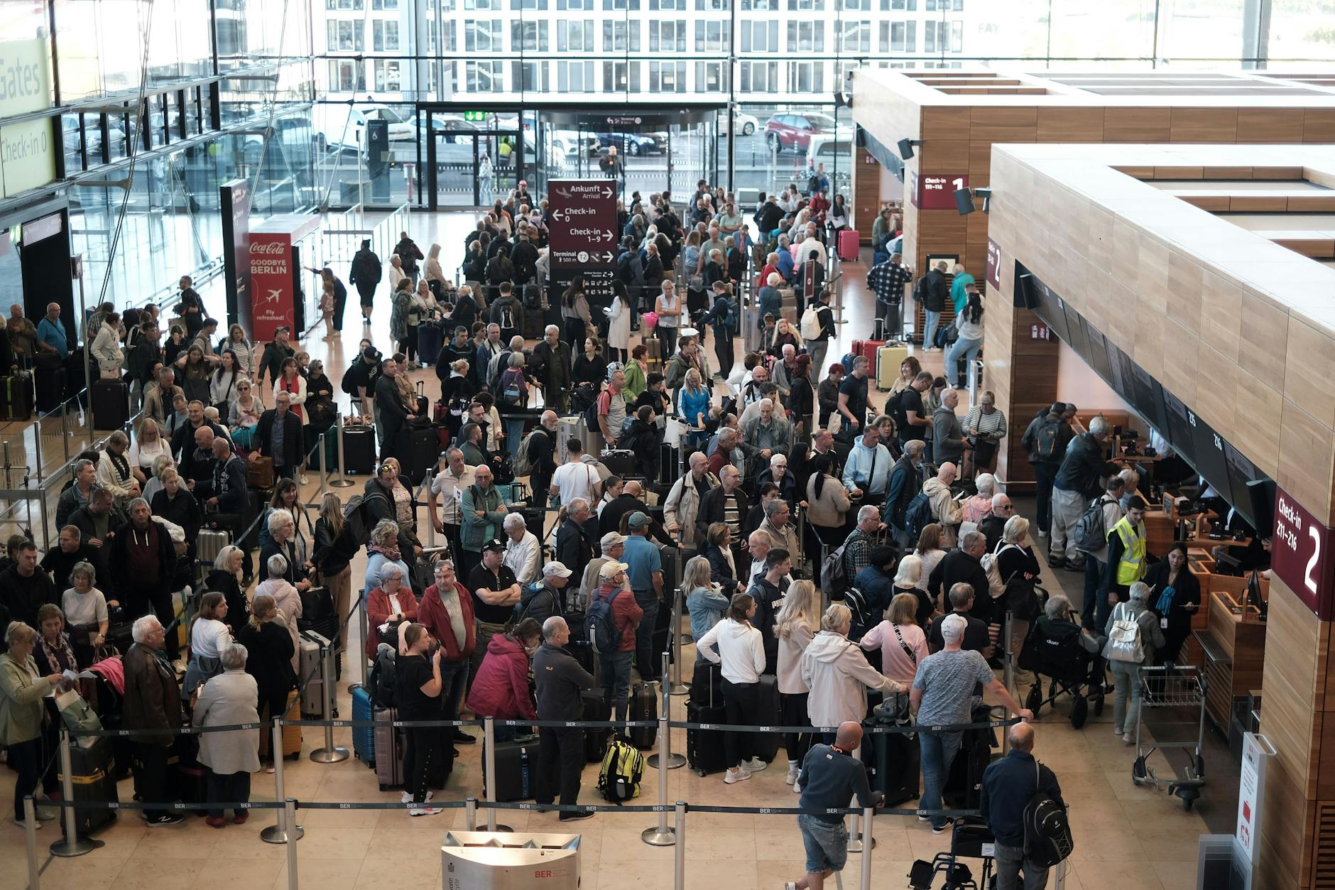 Es dauert noch immer lange am BER mit der Abfertigung.