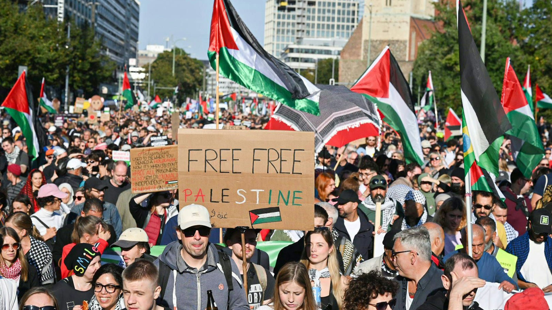 Laut Polizei kamen am Samstag 50.000 Teilnehmer zur Gaza-Demo in Mitte. Eine Frau auf der Bühne am Großen Stern sprach sogar von 100.000 Teilnehmern.