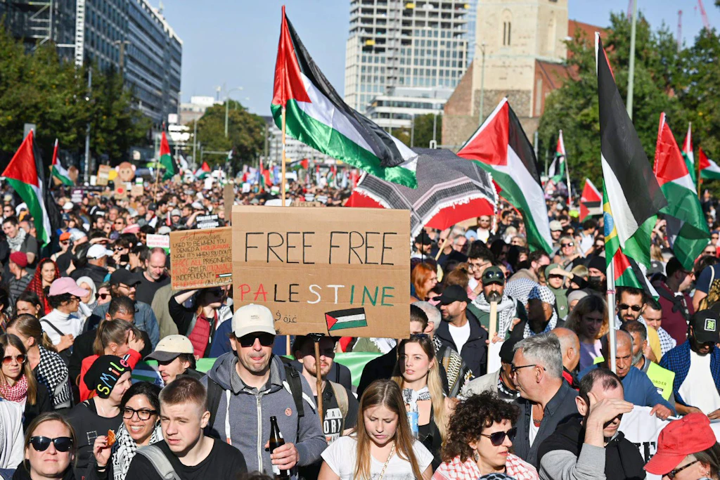 Laut Polizei kamen 50.000 Teilnehmer zur Gaza-Demo in Mitte. Eine Frau auf der Bühne am Großen Stern sprach sogar von 100.000 Teilnehmern.
