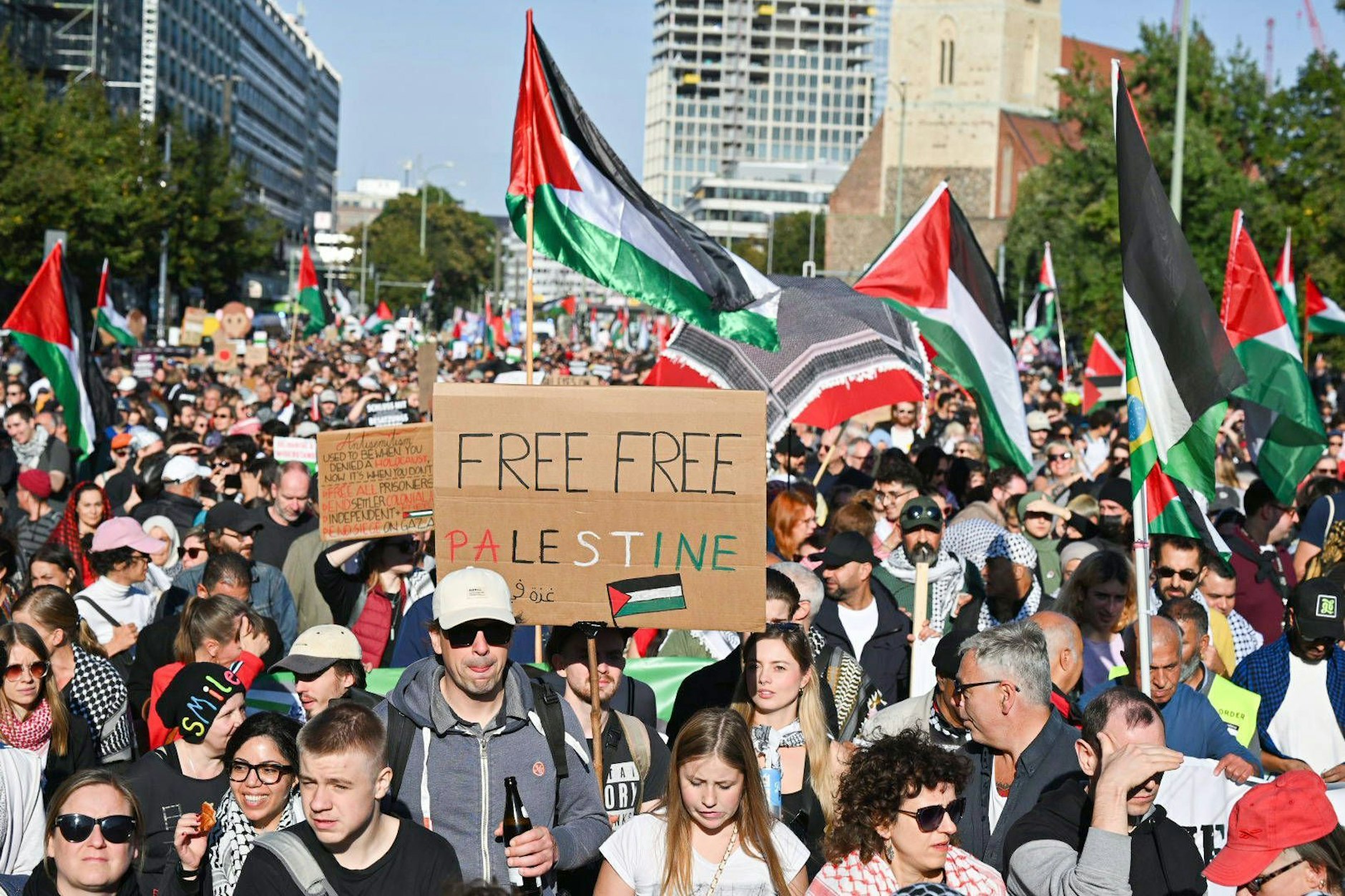 Laut Polizei kamen 50.000 Teilnehmer zur Gaza-Demo in Mitte. Eine Frau auf der Bühne am Großen Stern sprach sogar von 100.000 Teilnehmern.