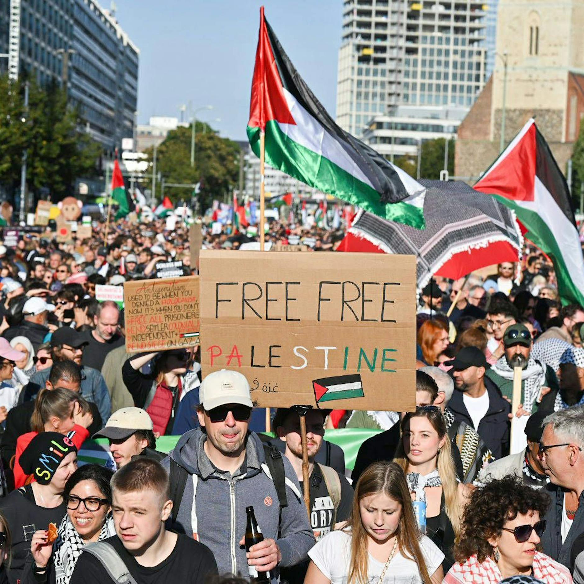 50.000 bei Gaza-Demo: Nichts geht mehr am Großen Stern, erste Bilanz der Polizei