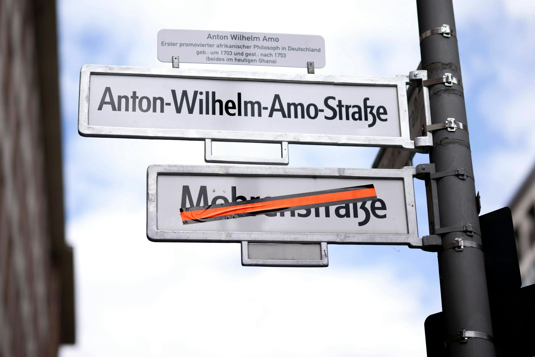 Erst im August wurde die Mohrenstraße zur Anton-Wilhelm-Amo-Straße. Nun sorgt die Enthüllung eines Historikers für Zündstoff.