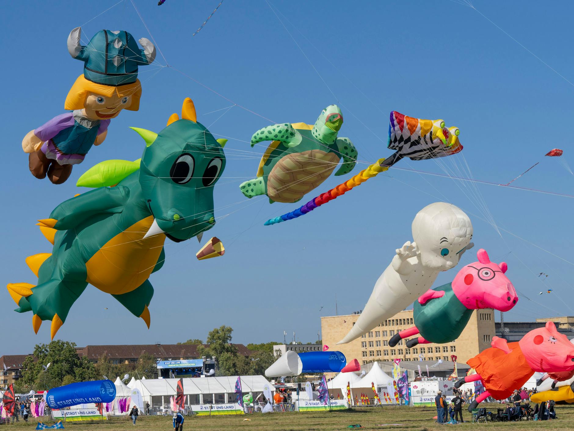 Auch ein Dinosaurier, eine Schildkröte und Kinder-Star Wicky tauchten am Himmel über Tempelhof auf.