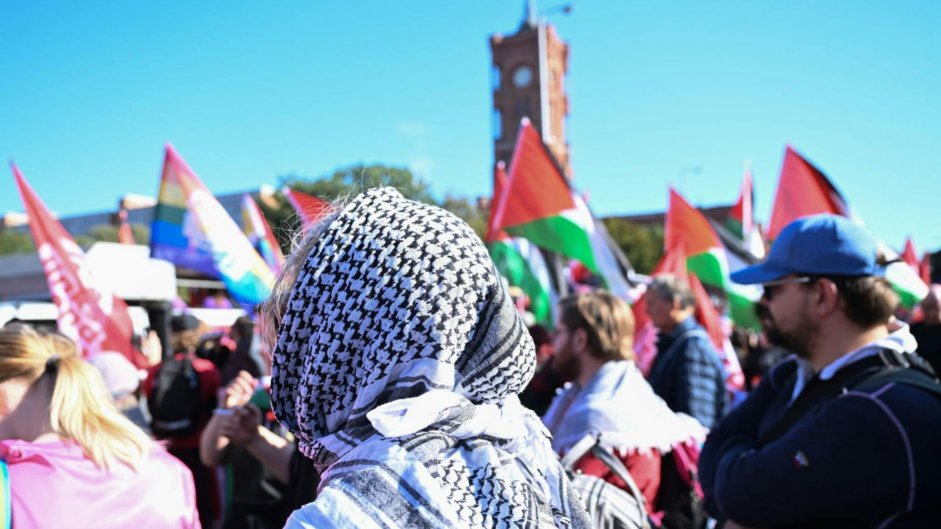 Menschen versammeln sich am Neptunbrunnen zu einem Demonstrationsmarsch und einer Kundgebung für Gaza.