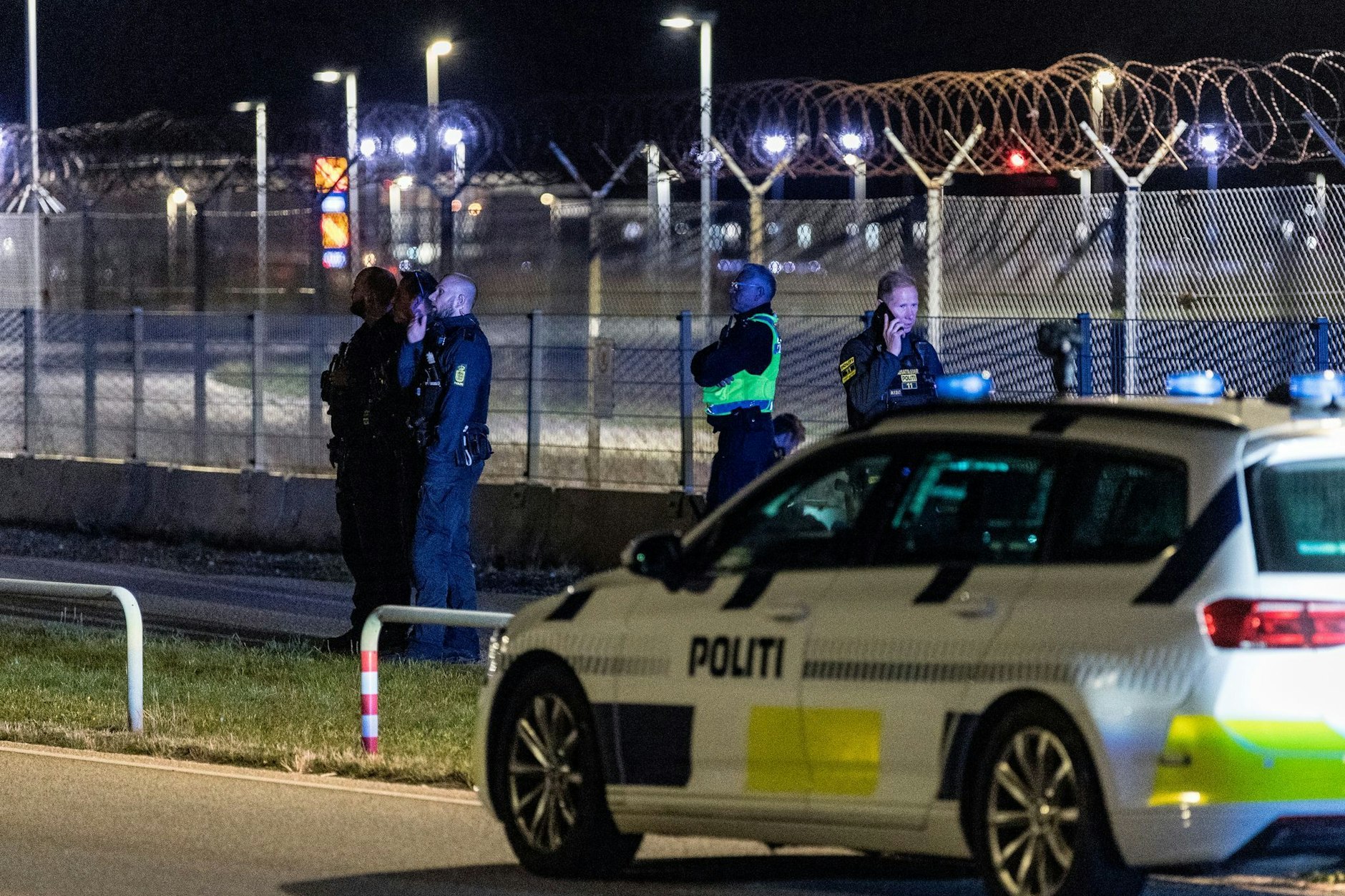 Dänische Polizisten am Flughafen Kopenhagen. An Samstag flogen unbekannte Drohnen über den größten Luftwaffenstützpunkt Dänemarks.