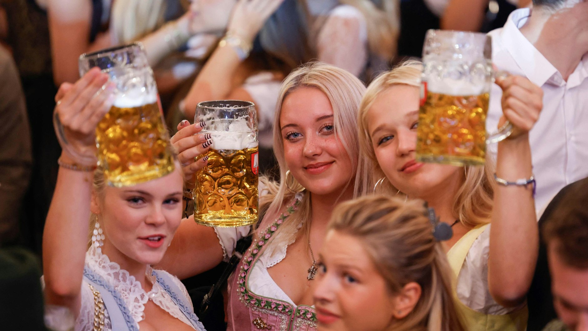 Auf dem Oktoberfest wird reichlich gefeiert und getrunken - aufs Geld scheinen da viele nicht zu schauen.