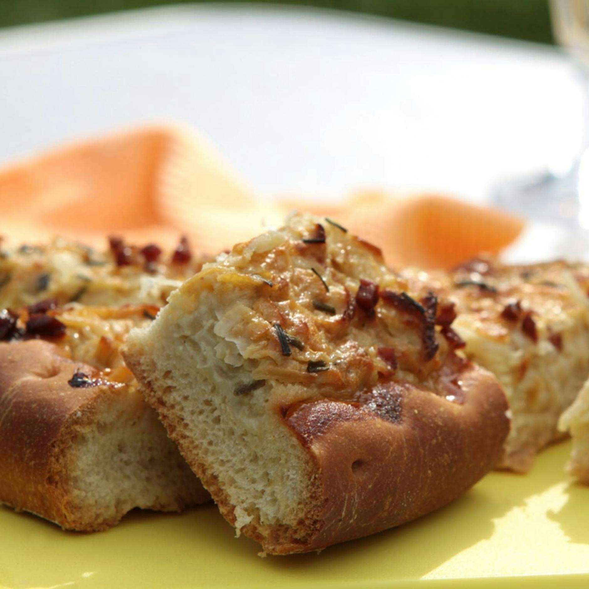 Omas Rezept für saftigen Zwiebelkuchen mit Speck frisch vom Blech!