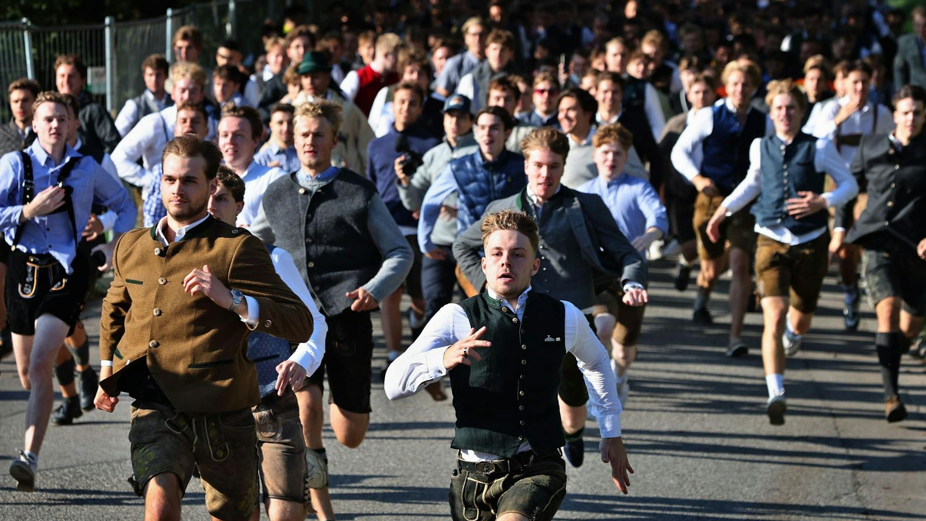 Viele konnten es am vergangenen Wochenende gar nicht erwarten, endlich zum Oktoberfest zu kommen.