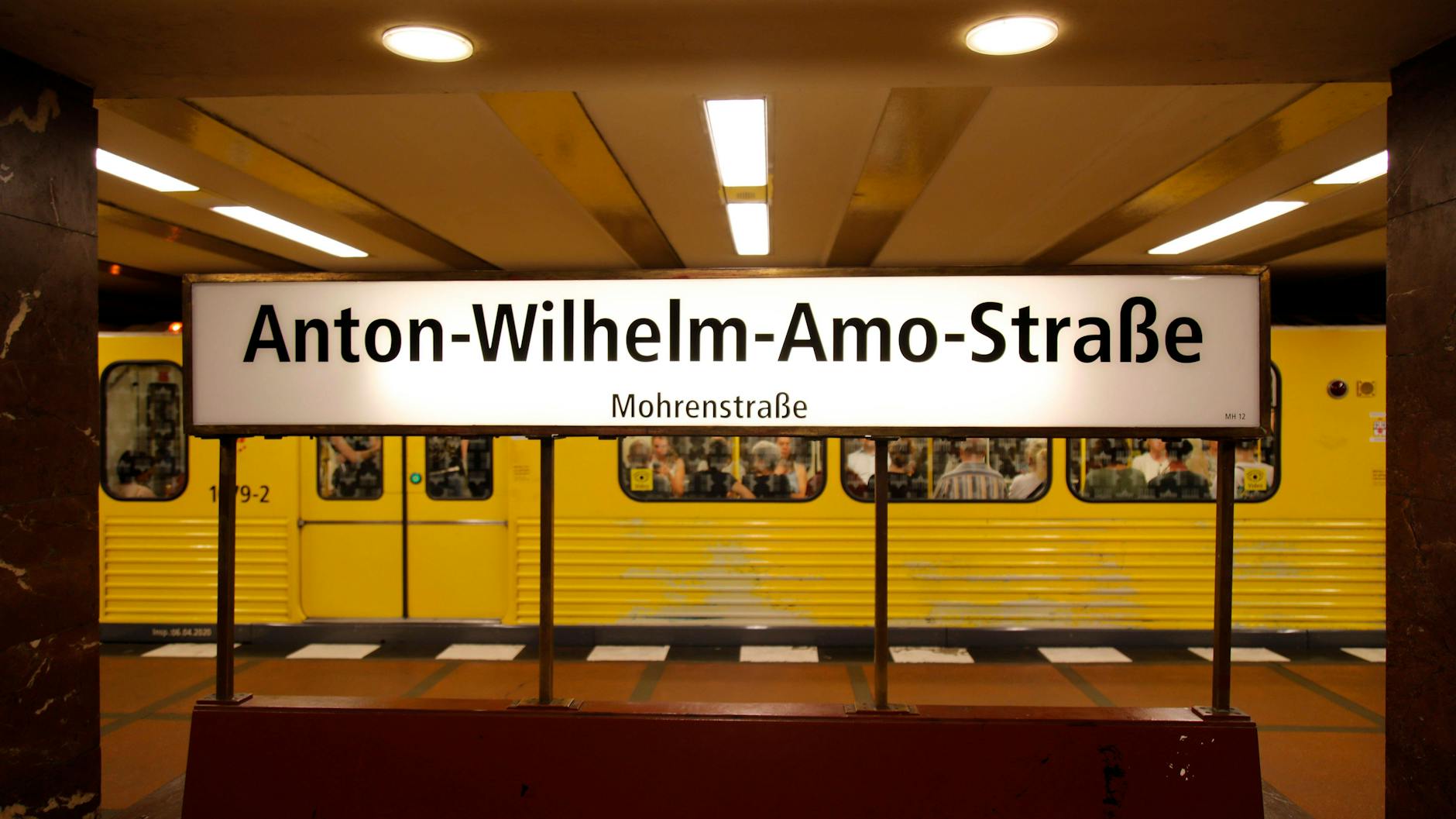 Auch der zur Straße gehörende U-Bahnhof wurde bereits umbenannt. Er heißt jetzt nicht mehr Mohrenstraße, sondern Anton-Wilhelm-Amo-Straße.