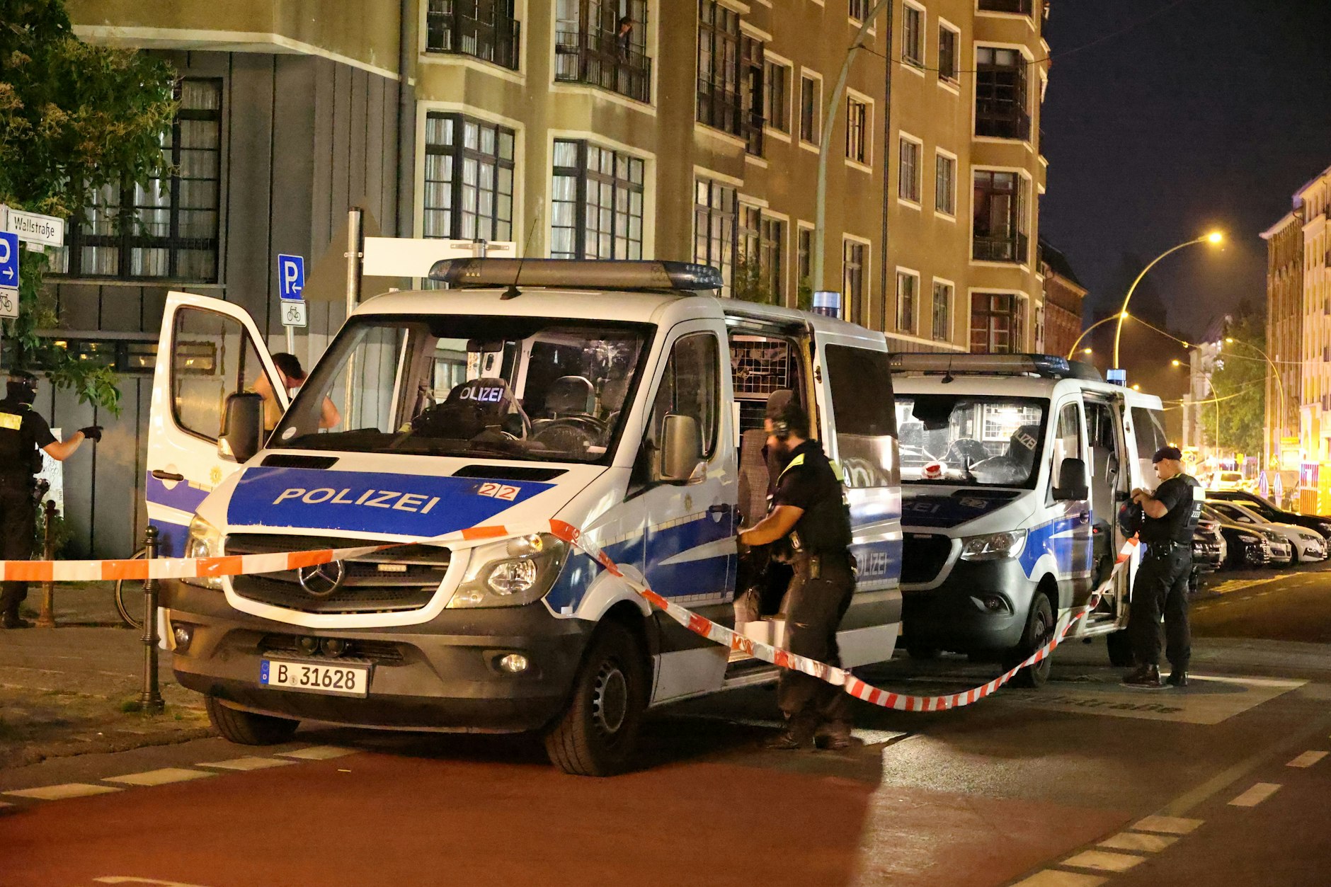 Ein Polizeieinsatz in der Leipziger Straße in Mitte (Symbolfoto). Hier kam es laut Berichten zu einem Tötungsdelikt.