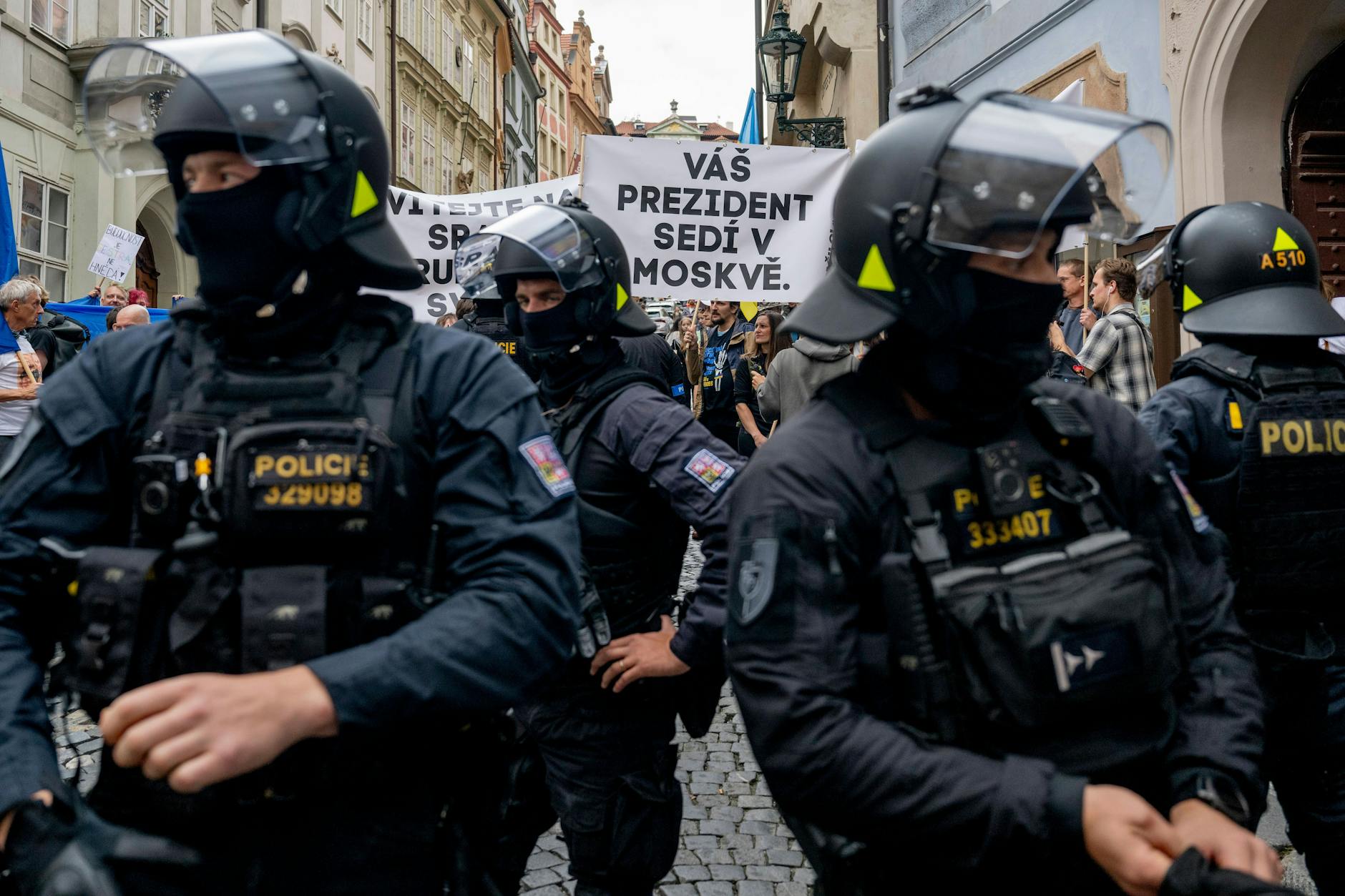 Tage vor den Parlamentswahlen in Tschechien: Unterstützer der EU-kritischen SPD und Gegendemonstranten werden auf Abstand gehalten.