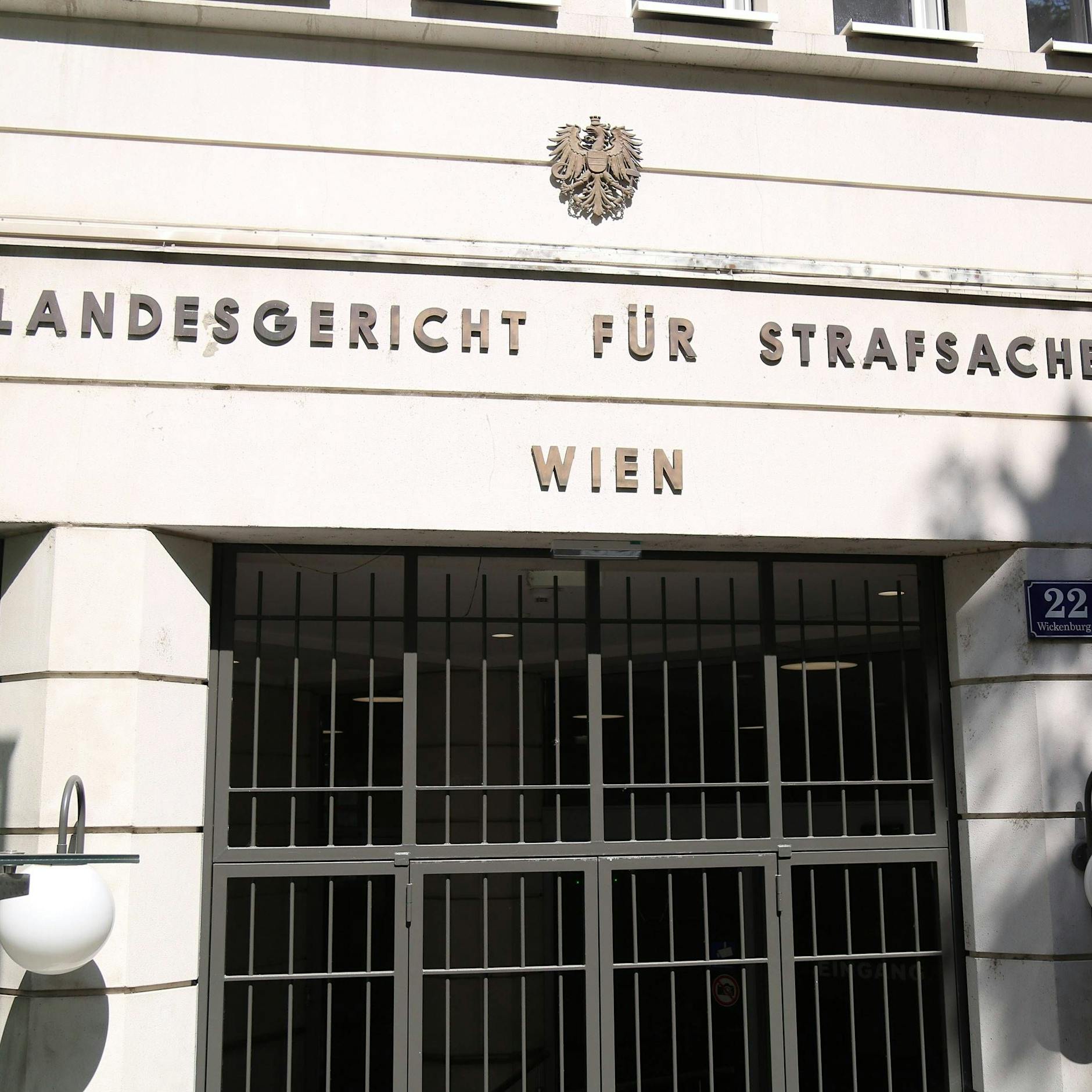 Zehn Männer missbrauchen 12-Jährige: Freispruch für alle vor Gericht!