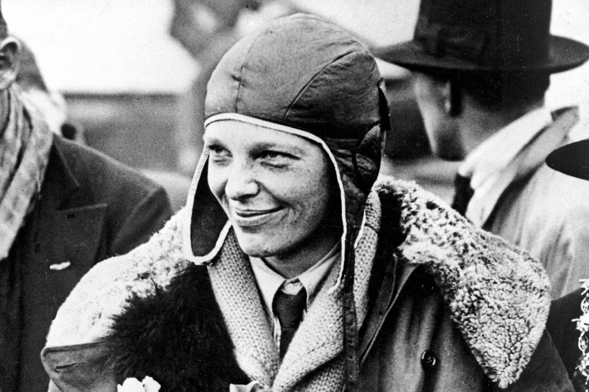 Amelia Earhart bei ihrer Ankunft in Southampton, England, nach ihrem Transatlantikflug.