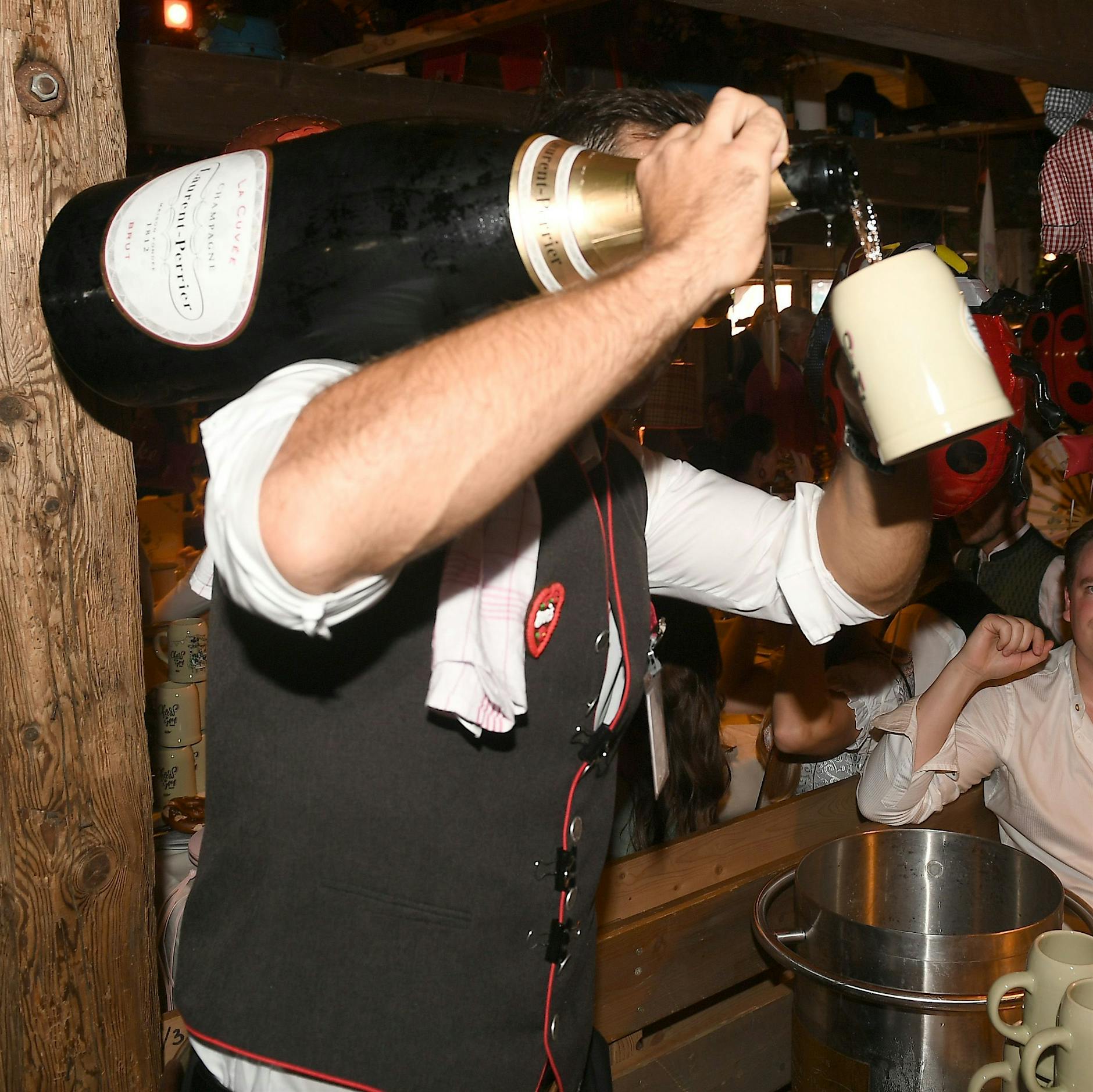 Champagner für 5000 Euro: Oktoberfest-Schnösel sind nur peinlich!