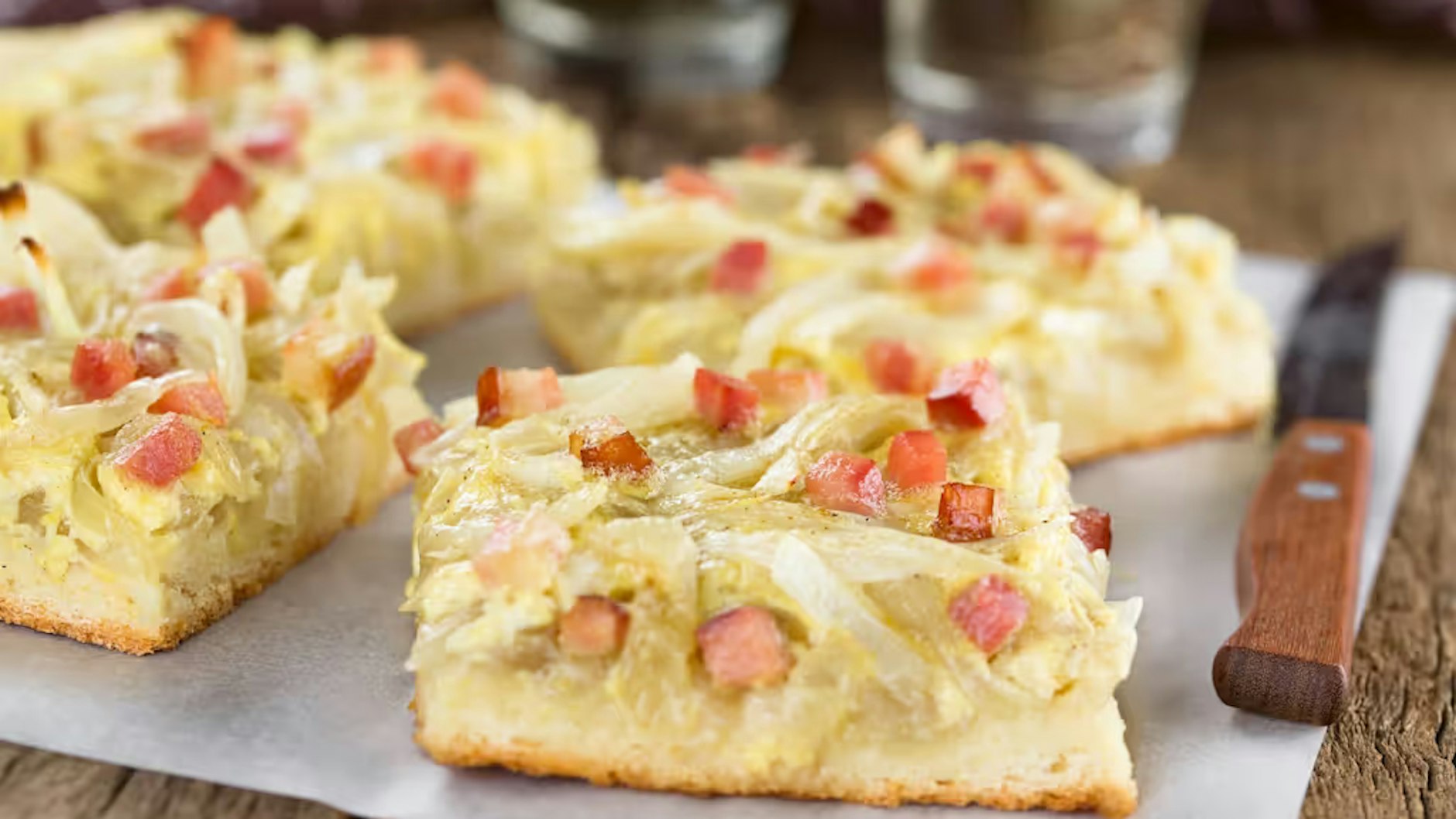 Zwiebelkuchen mit Speck ist ein günstiger Sattmacher, die Zutaten sind preiswert.
