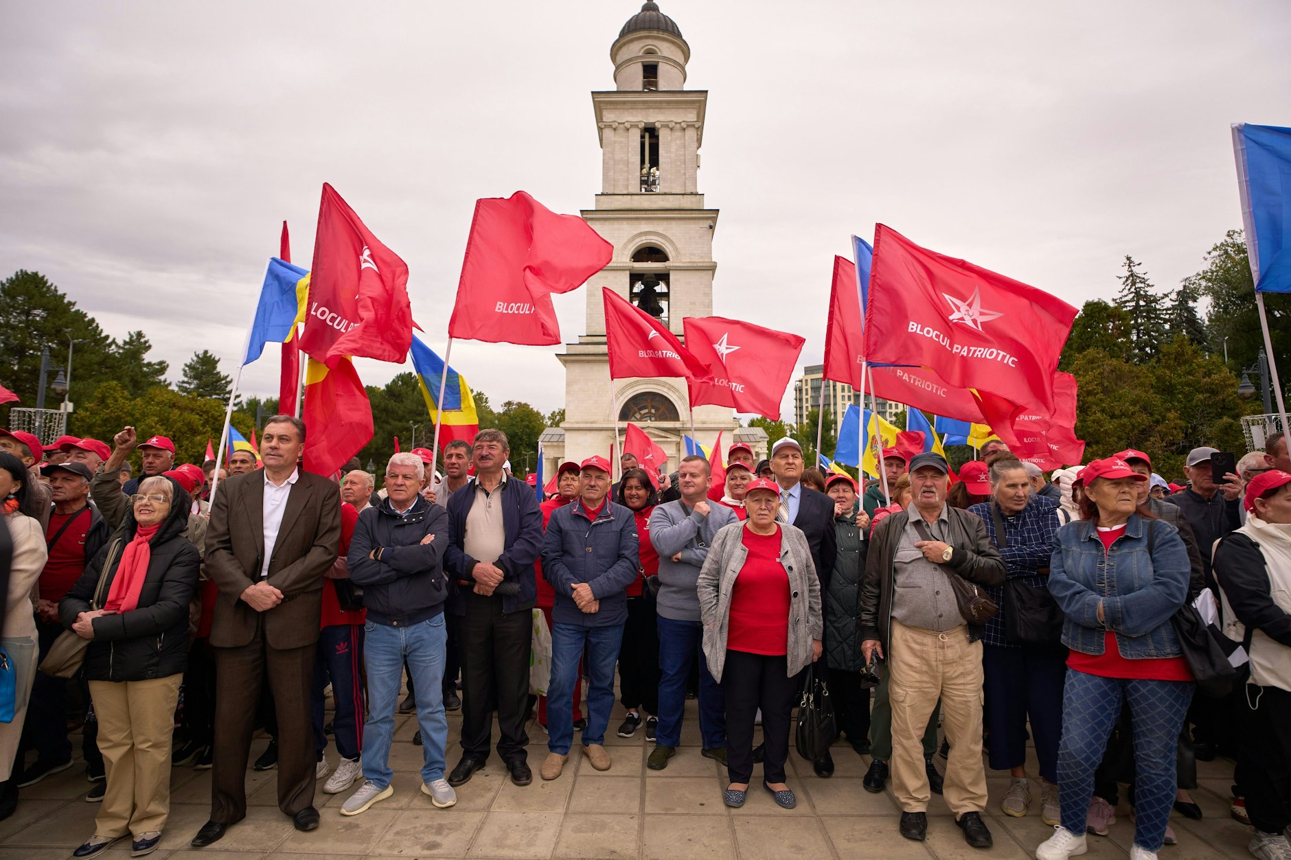 25.09.2025, Moldau, Chisinau: Anhänger halten Fahnen bei einer Kundgebung des russlandfreundlichen Patriotischen Wahlblocks vor den Parlamentswahlen am 28. September. 