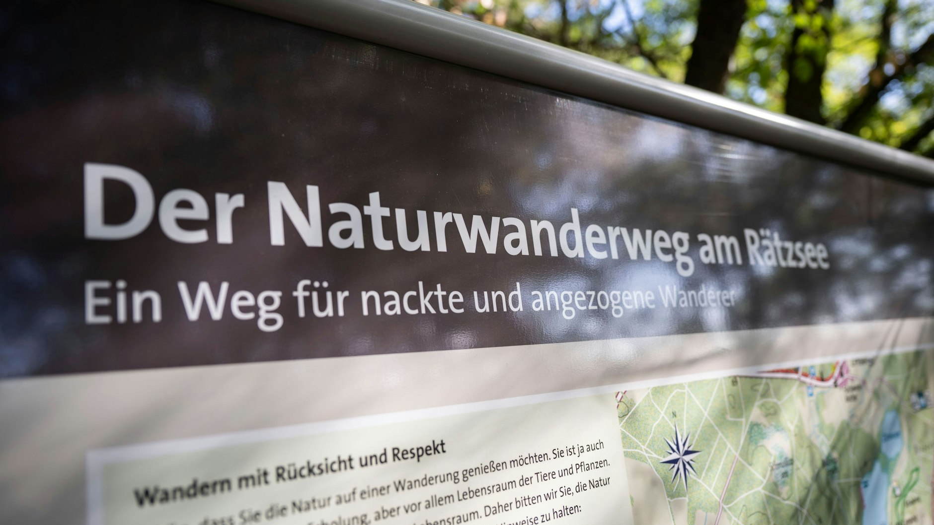 Der drei Kilometer lange Naturwanderweg am Rätzsee ist der erste FKK-Wanderweg Mecklenburg-Vorpommerns. 