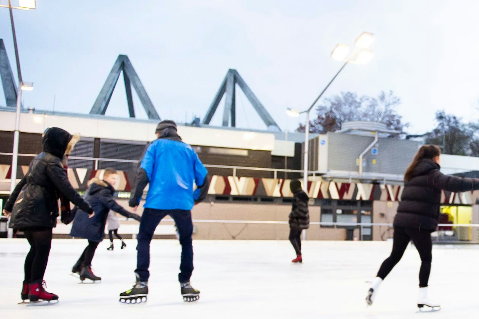 Die Eisbahn unter freiem Himmel ist bei Schlittschuhläufern besonders beliebt.
