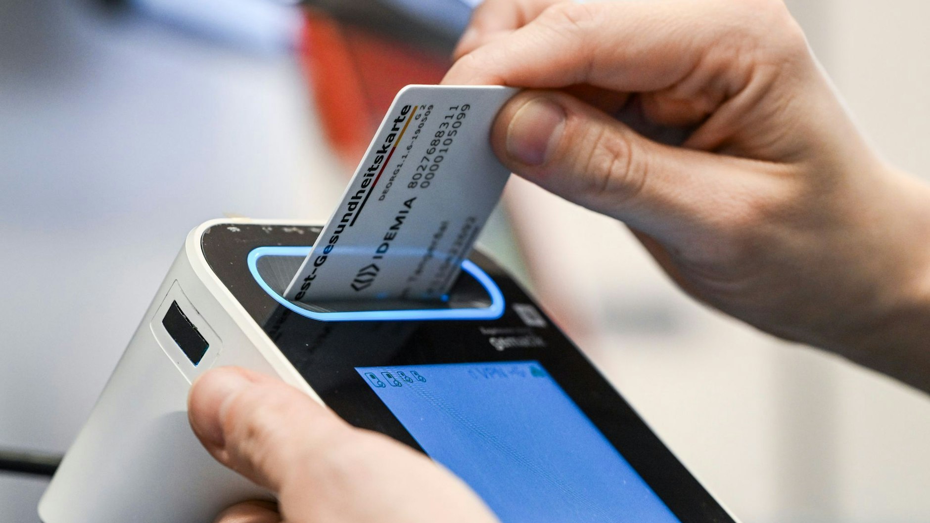Eine Gesundheitskarte in ein Lesegerät gesteckt. Die mit der Karte verknüpfte elektronische Patientenakte ist in der deutschen Bevölkerung populär. Allerdings hinken Berliner Ärzte hinterher.