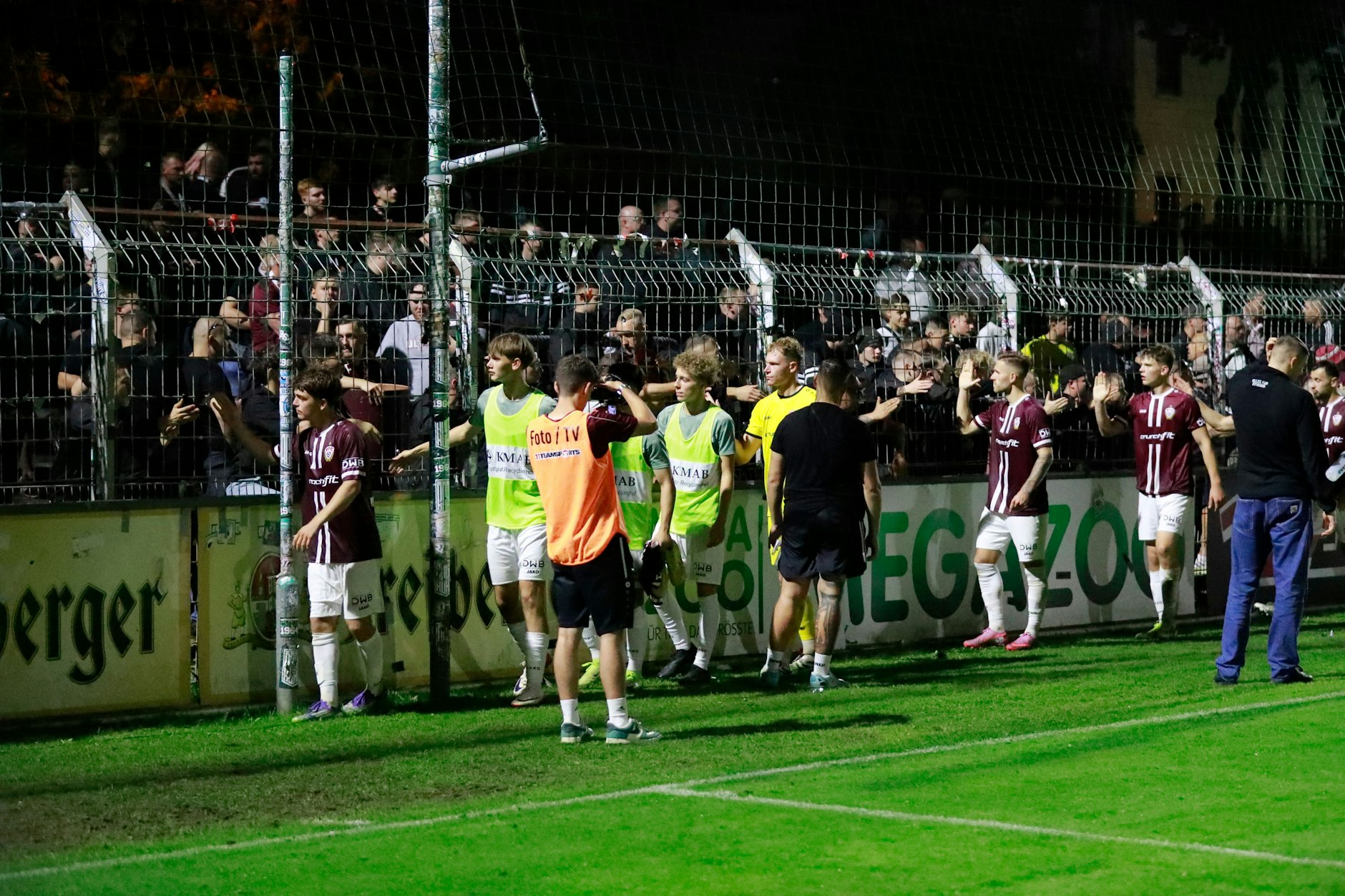 Die Spieler des BFC Dynamo klatschen nach dem Spiel mit Fans.