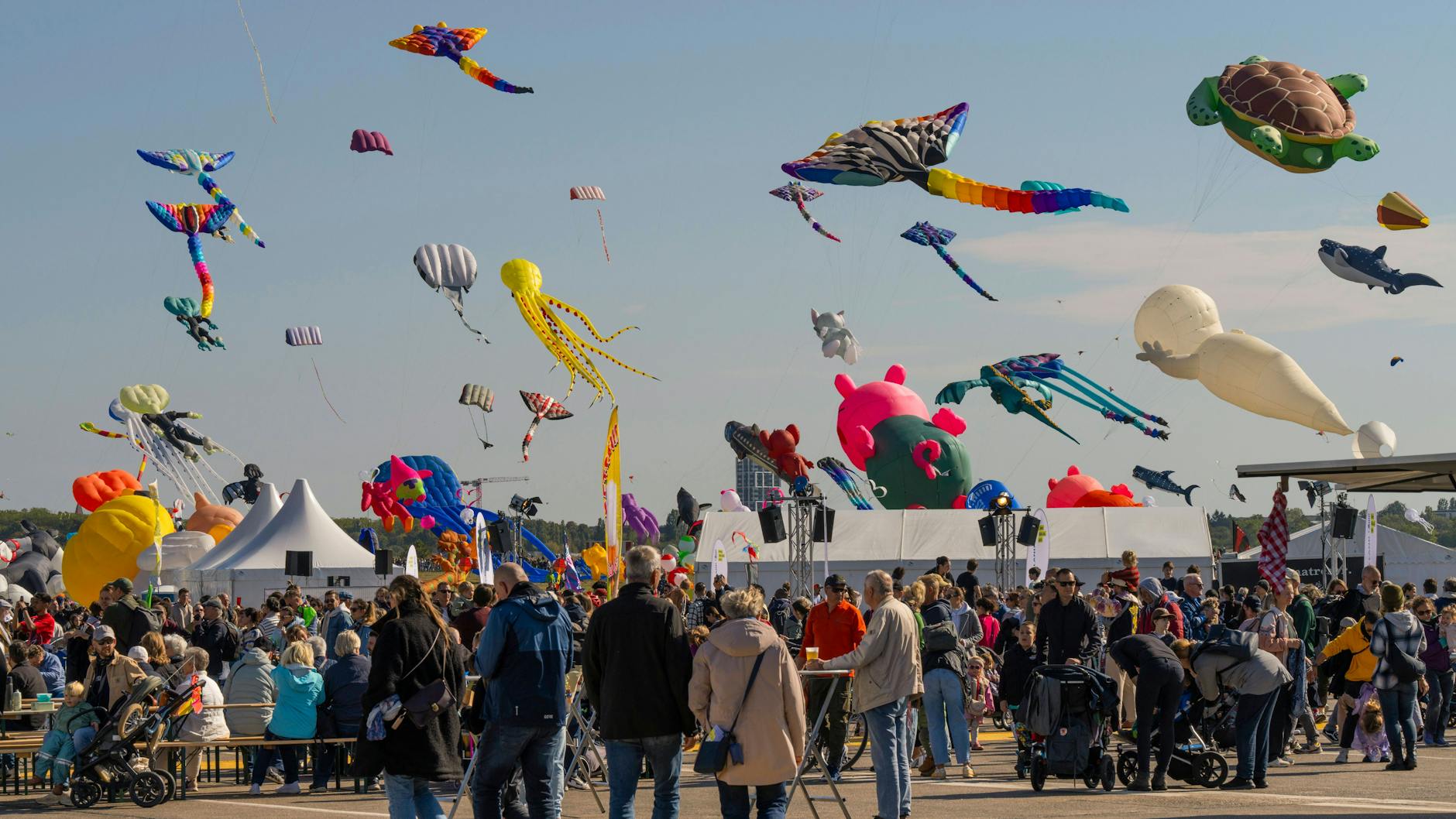 Auch viele kleine Drachen konnten die Besucher beim Festival auf dem Tempelhofer Feld bestaunen.