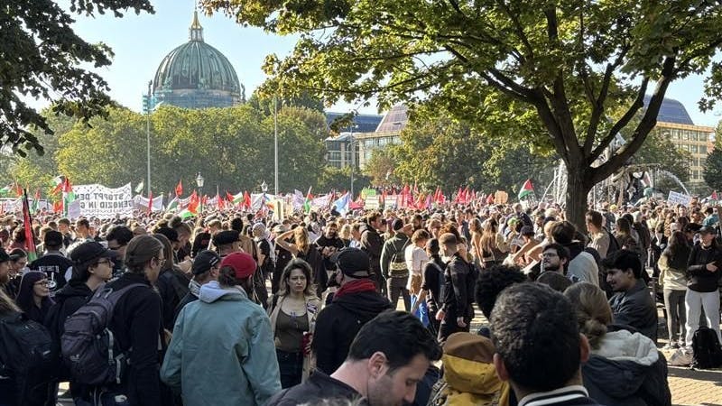 Tausende Menschen sammelten sich am frühen Nachmittag rund um den Neptunbrunnen in Mitte.