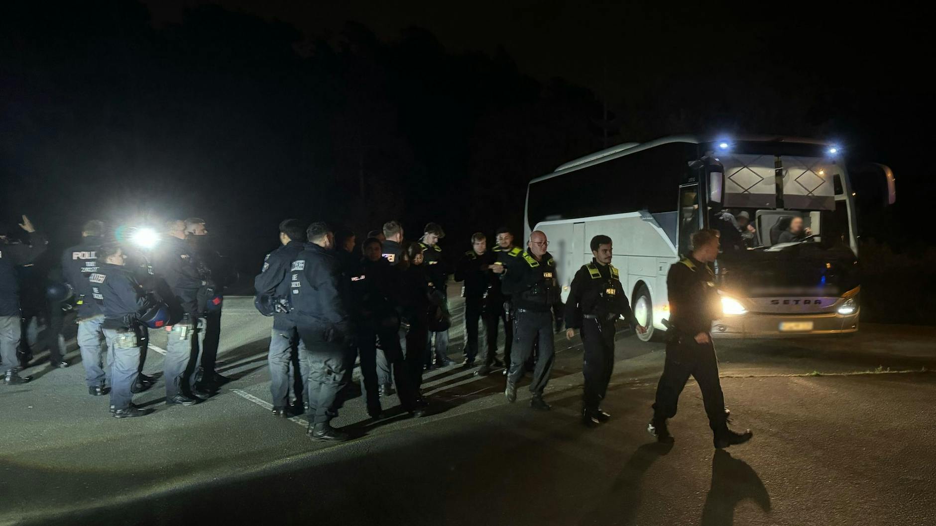 Polizisten überprüften mutmaßliche Randalierer in Bussen.