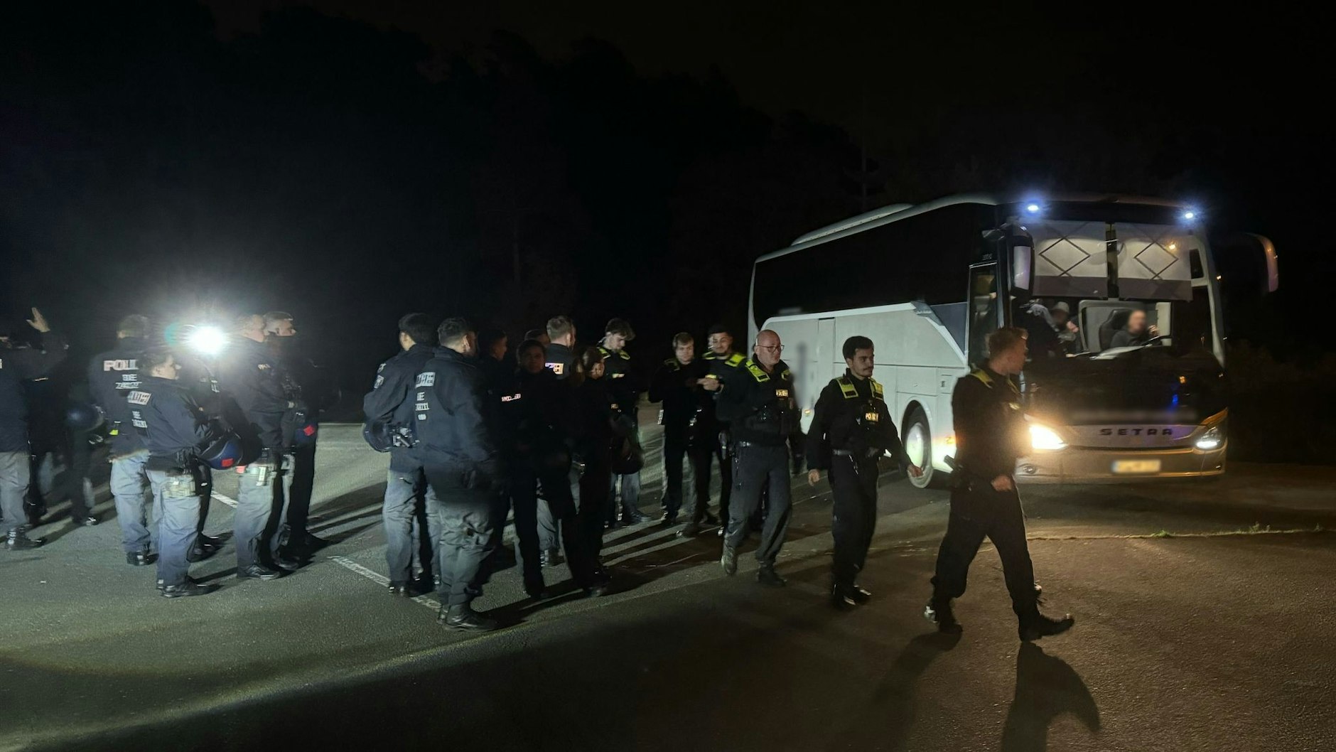 Polizisten überprüften mutmaßliche Randalierer in Bussen.