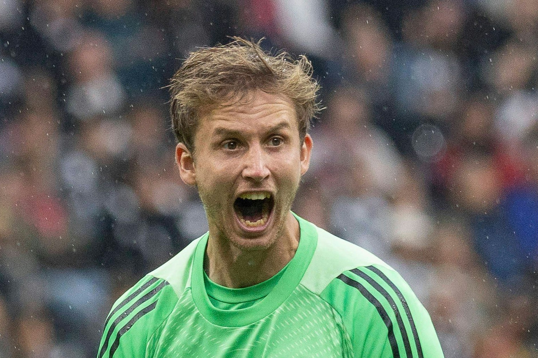 So lieben ihn die Fans: Frederik Rönnow on fire!
