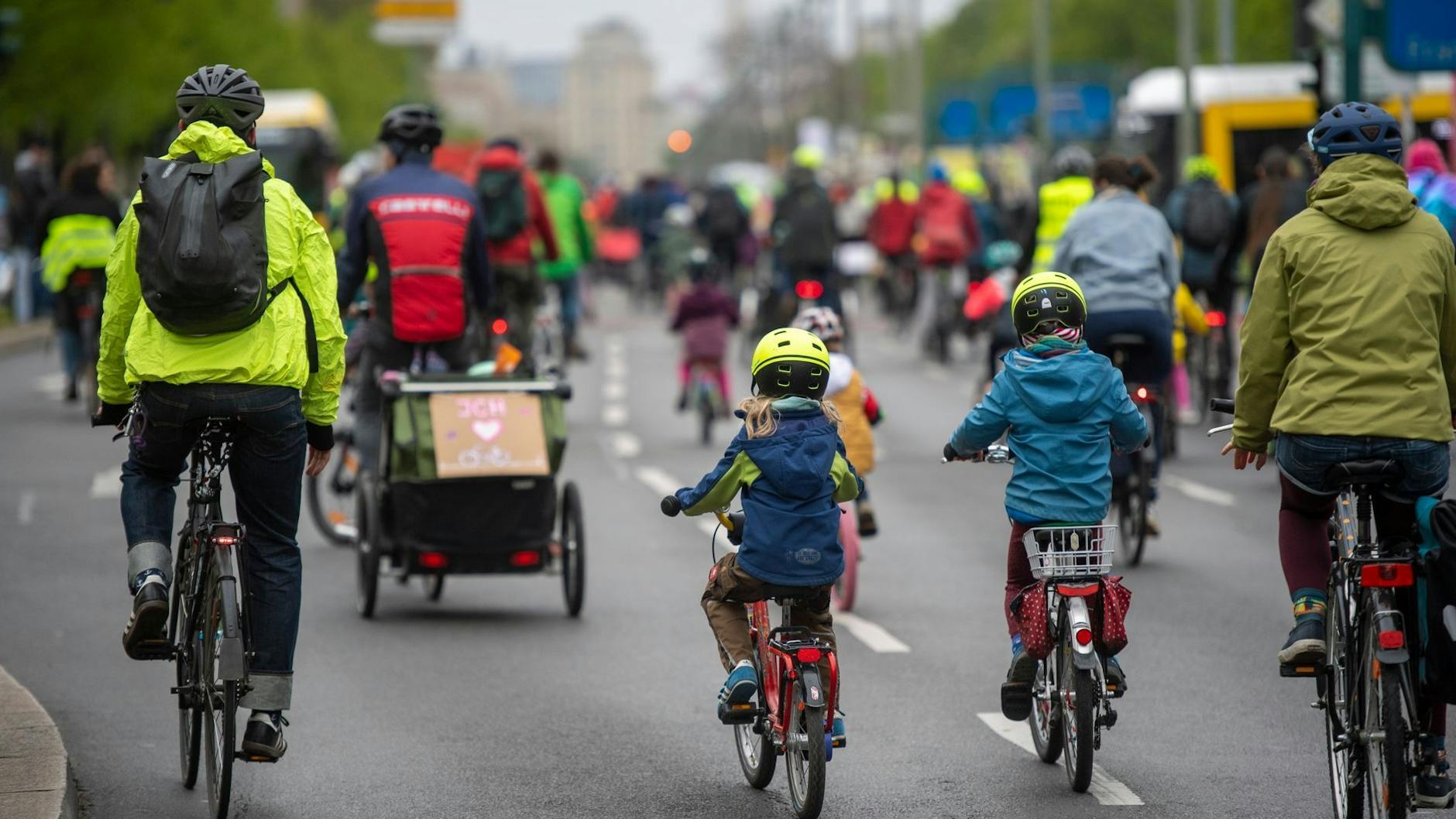 In Berlin machen sich am Sonntag zahlreiche kleine Radfahrer auf den Weg, radeln durch Britz. Autofahrer sollten hier besonders vorsichtig sein.
