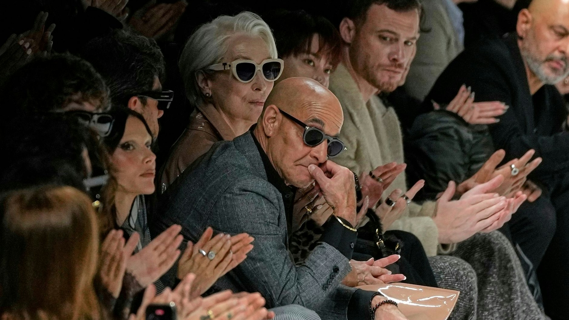 Stanley Tucci (M.l.) und Meryl Streep, (M.r.) sitzen bei der Präsentation der Frühjahr-Sommer-Kollektion 2026 von Dolce&amp;Gabbana in Mailand im Publikum.