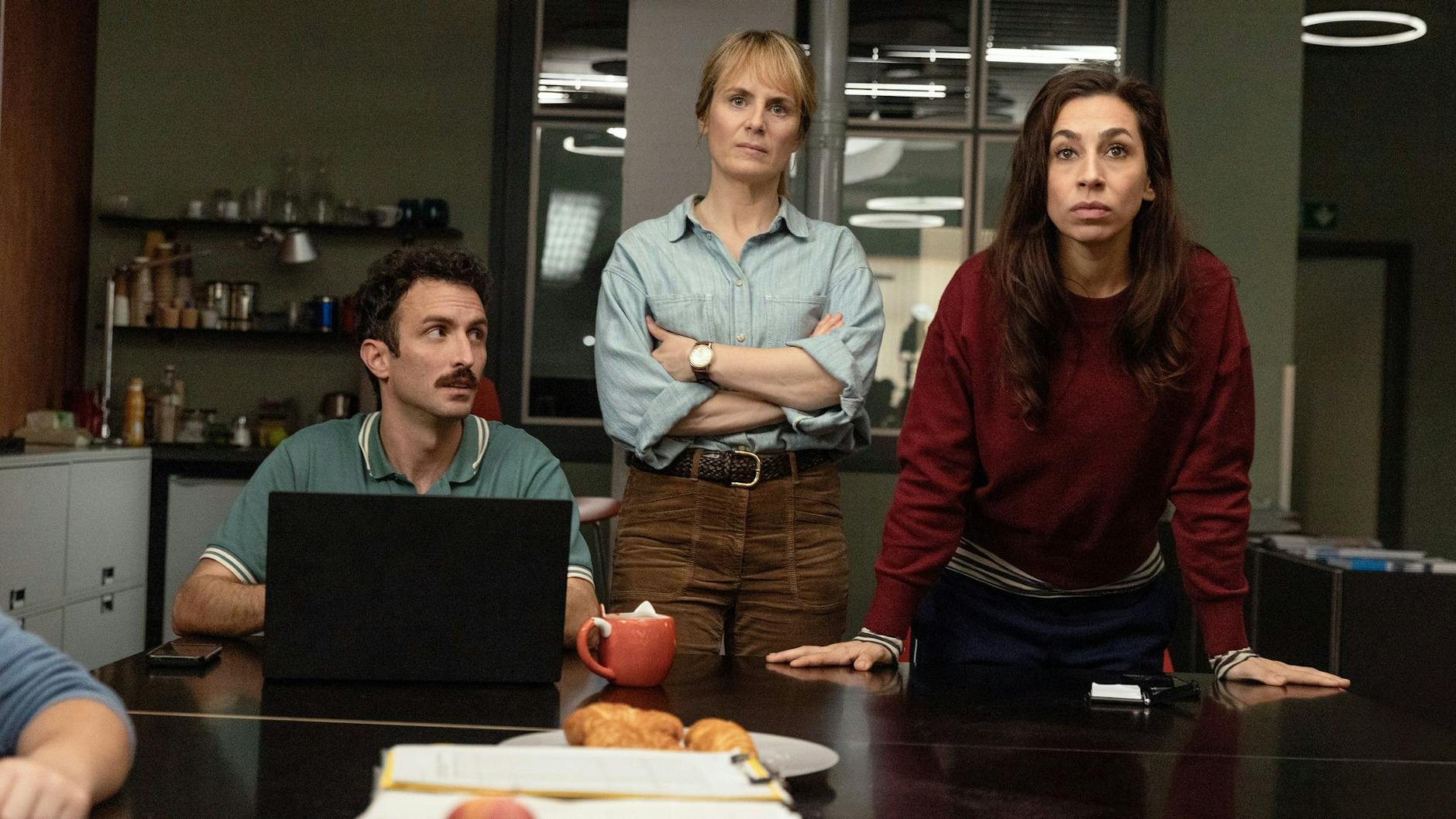 Noah Löwenherz (Aaron Arens), Kommissarin Isabelle Grandjean (Anna Pieri Zuercher) und Tessa Ott (Carol Schuler) ermitteln im neuen Tatort „Kammerflimmern“.
