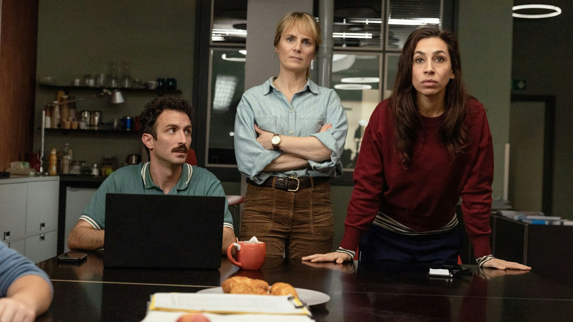Noah Löwenherz (Aaron Arens), Kommissarin Isabelle Grandjean (Anna Pieri Zuercher) und Tessa Ott (Carol Schuler) ermitteln im neuen Tatort „Kammerflimmern“.