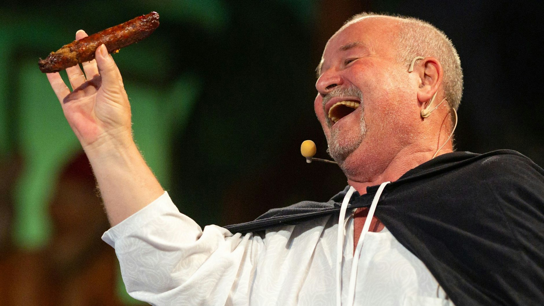 Bernd Plachter posiert als Probst Johann von Siebeleben, der 1404 erstmals eine Bratwurst erwähnt haben soll, mit einer Bratwurst in einem Boxring im Bratwurstmuseum vor dem Boxkampf im Bratwurststreit.