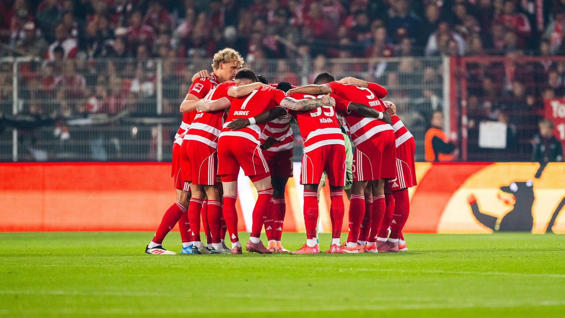 Motivieren mussten sich die Spieler des 1. FC Union selbst: Aufgrund eines Polizeieinsatzes landeten die Vorsänger zu spät im Stadion.