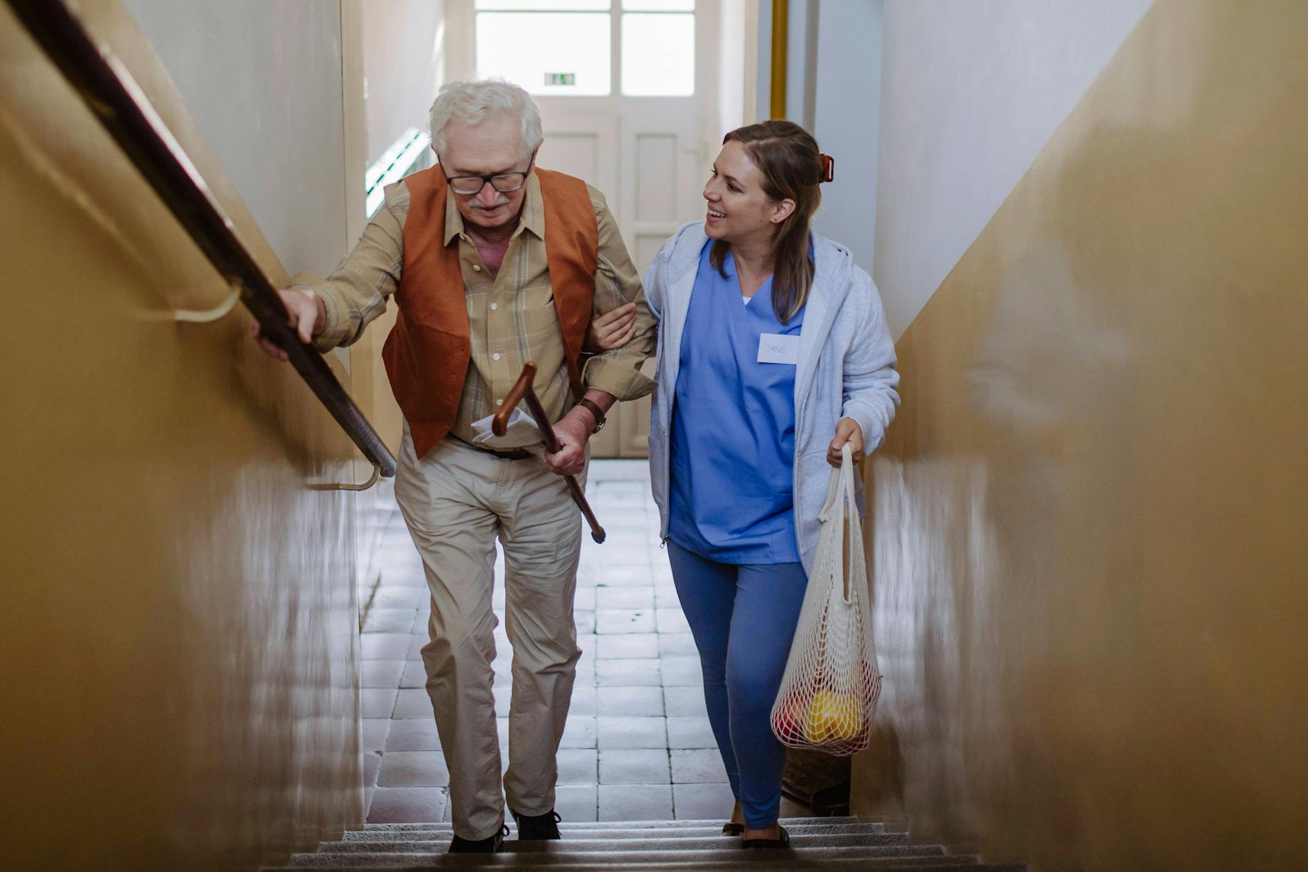 Senioren mit Pflegegrad 1 sind zwar sehr selbstständig, brauchen aber im Alltag Hilfe, etwa beim Einkaufen.