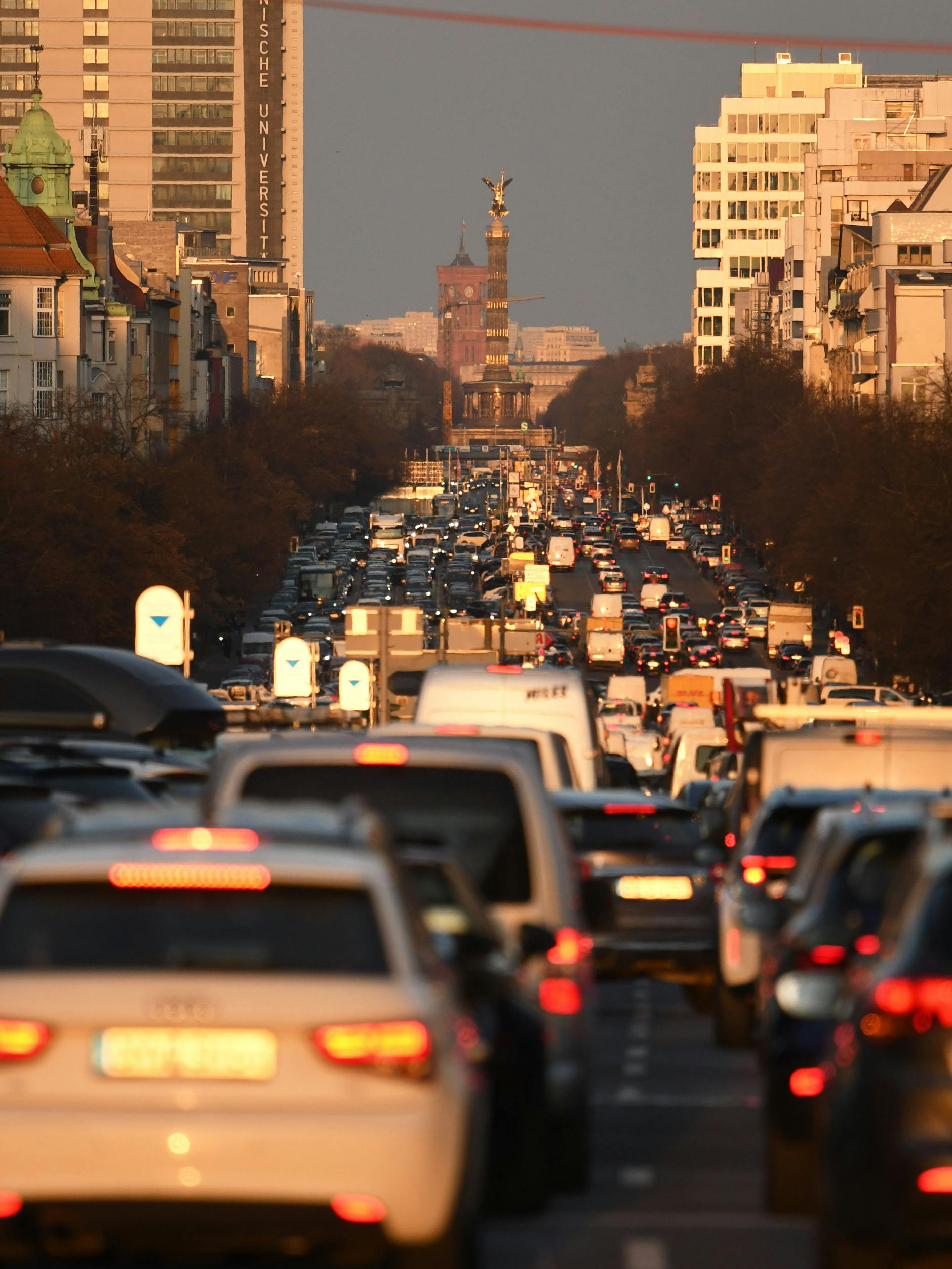 In Berlin vergeht kein Tag ohne Stau. Wer hier mit dem Auto unterwegs ist, braucht starke Nerven.
