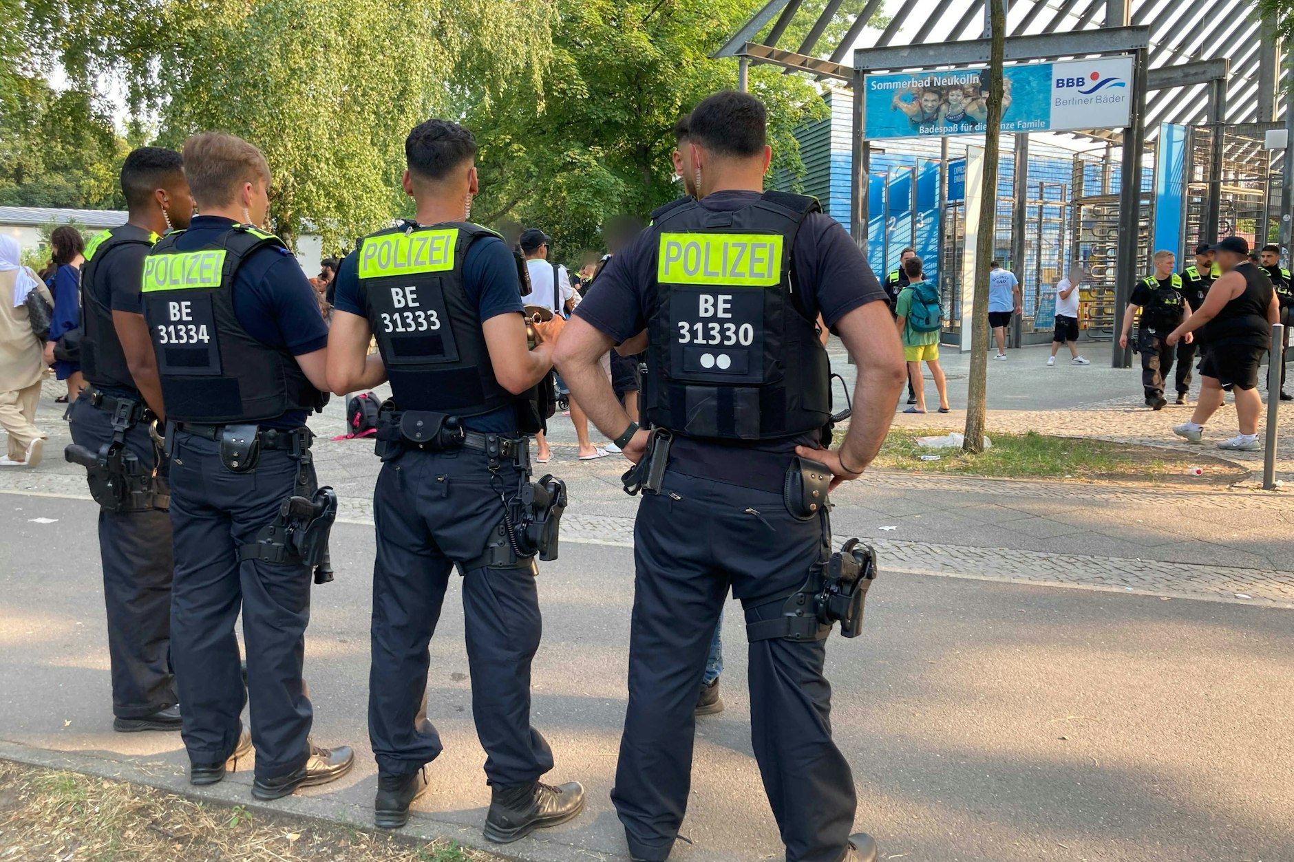 Polizisten stehen vor dem&nbsp;Eingang des Sommerbades in Neukölln. Die Polizei hat in der zurückliegenden Freibadsaison rund 180 Straftaten erfasst.