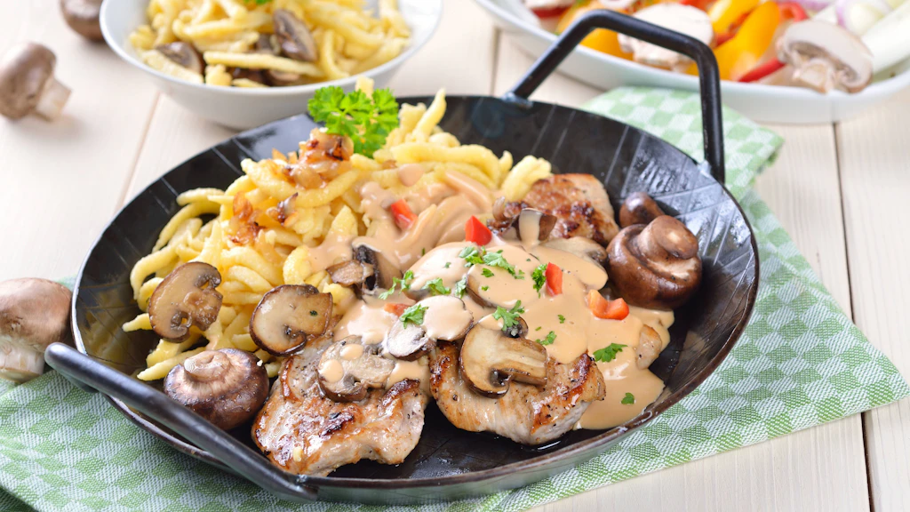 Das Jägerschnitzel in der West-Variante: Ein gebratenes Schnitzel, manchmal paniert, manchmal unpaniert - dazu gibt es eine leckere Pilzsoße und Beilagen.