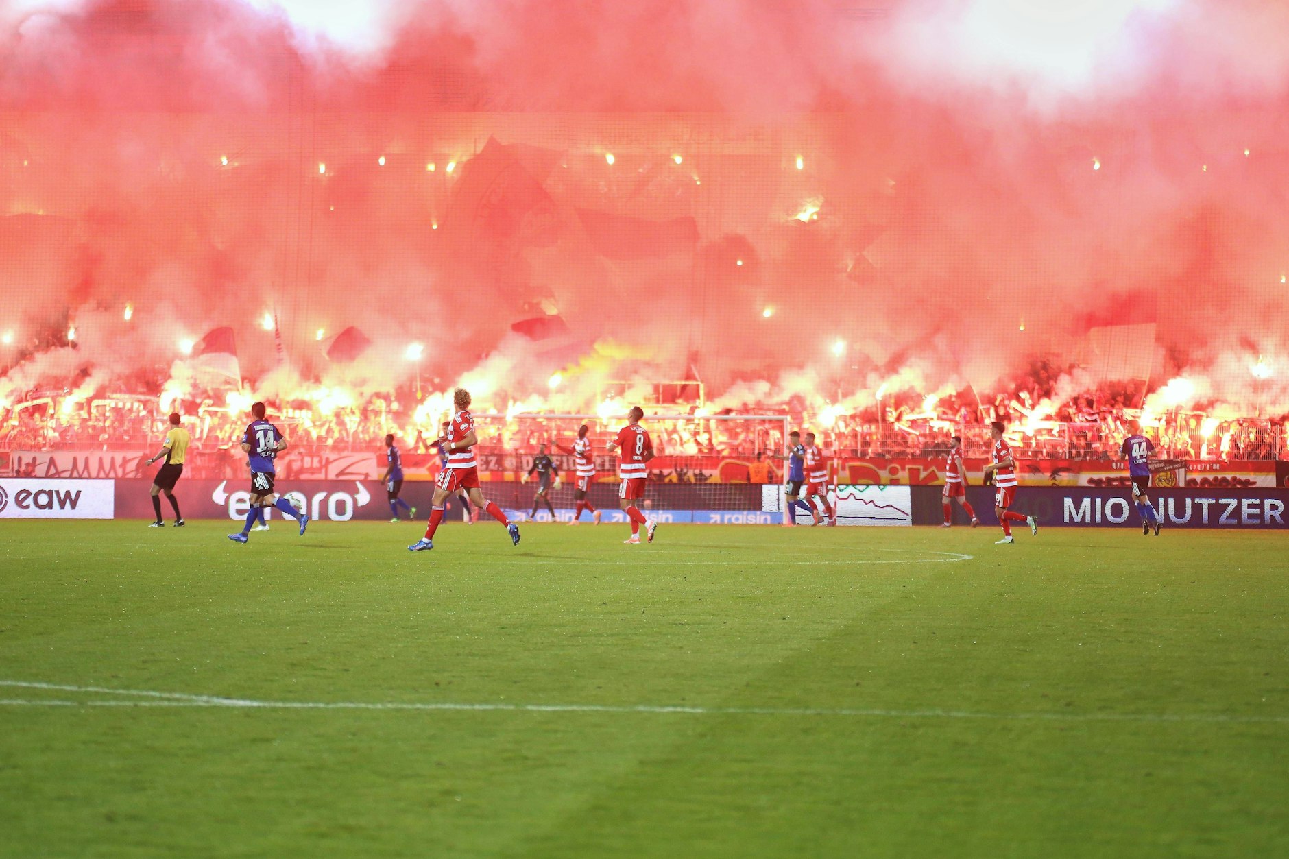 Stimmung auf den Rängen, keine Tore auf dem Rasen: Der 1. FC Union Berlin trennt sich torlos vom Hamburger SV.