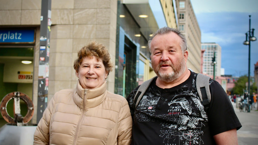 Petra (61) und Gregor Laubenstein (57) glauben, dass es noch eine Weile dauern wird, bis die Wiedervereinigung in den Köpfen verzogen ist. „Vielleicht eine oder zwei Generationen“, sagt die 61-Jährige. Sie erlebten die Euphorie zur Wende hautnah mit, weil sie in der Wollankstraße lebten, nur wenige Meter neben dem ersten Grenzübergang, der sich in der Nacht des Mauerfalls öffnete. Doch die Stimmung hielt nicht lange. „Den Menschen aus dem Osten wurde vieles abgenommen, vieles wurde übers Knie gebrochen, Firmen gingen den Bach runter.“ Heute sei der Tag der Deutschen Einheit eigentlich ein Tag wieder jeder andere. „Deutschland ist ein Land, aber längst nicht in den Köpfen.“