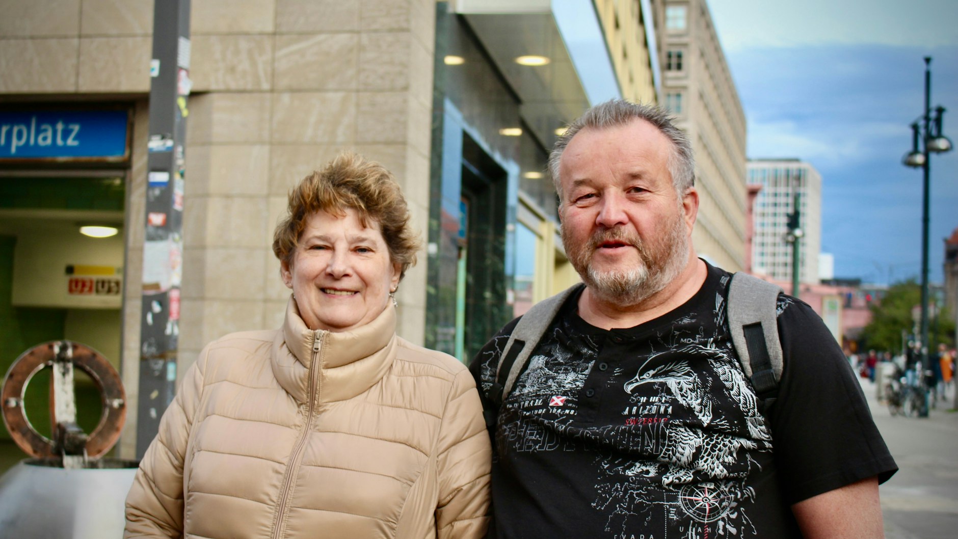 Petra (61) und Gregor Laubenstein (57) glauben, dass es noch eine Weile dauern wird, bis die Wiedervereinigung in den Köpfen verzogen ist. „Vielleicht eine oder zwei Generationen“, sagt die 61-Jährige. Sie erlebten die Euphorie zur Wende hautnah mit, weil sie in der Wollankstraße lebten, nur wenige Meter neben dem ersten Grenzübergang, der sich in der Nacht des Mauerfalls öffnete. Doch die Stimmung hielt nicht lange. „Den Menschen aus dem Osten wurde vieles abgenommen, vieles wurde übers Knie gebrochen, Firmen gingen den Bach runter.“ Heute sei der Tag der Deutschen Einheit eigentlich ein Tag wieder jeder andere. „Deutschland ist ein Land, aber längst nicht in den Köpfen.“