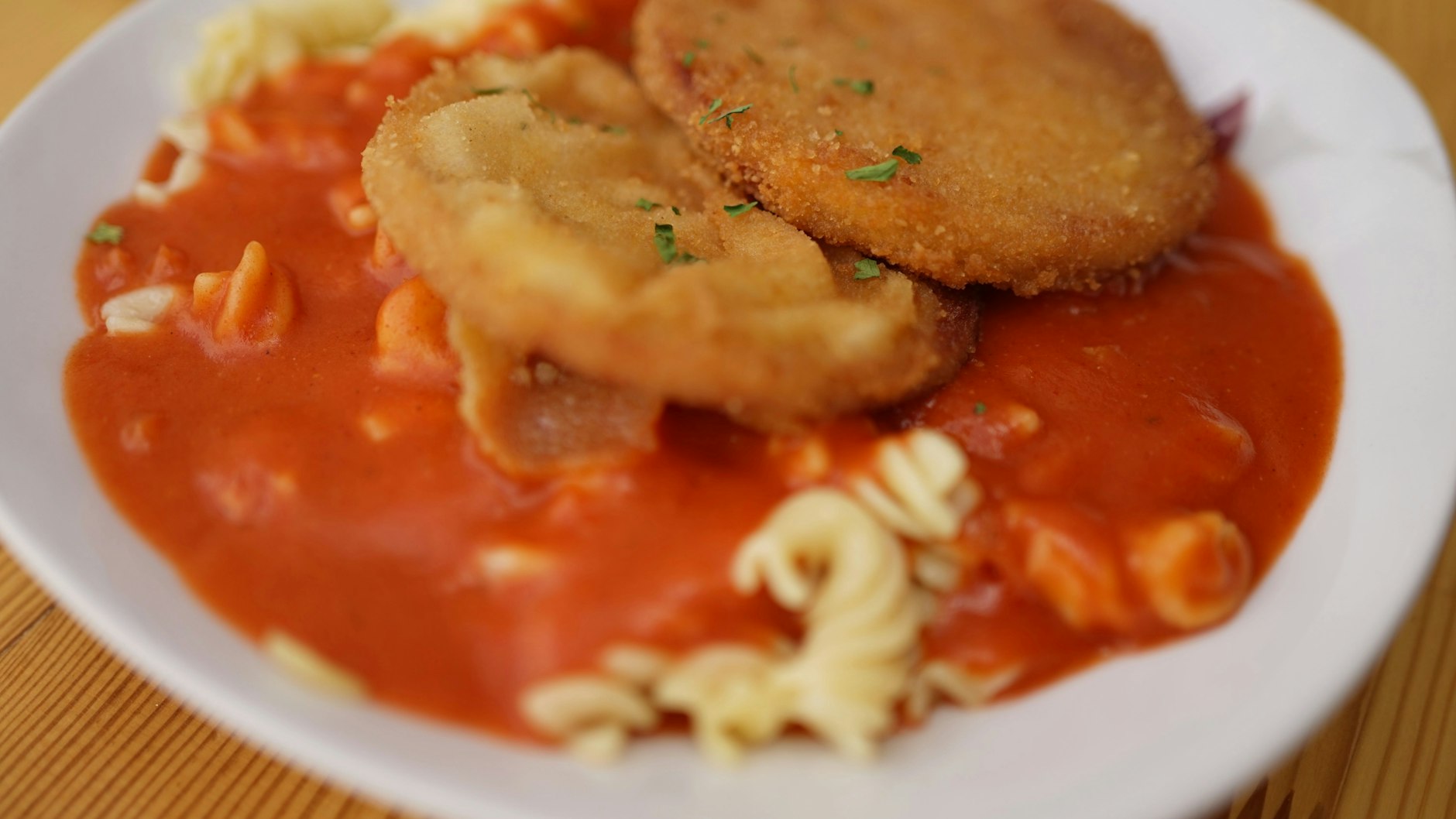 So kennt der Ossi das Jägerschnitzel: Panierte und gebratene Jagdwurstscheiben mit Spirelli und Tomatensoße.