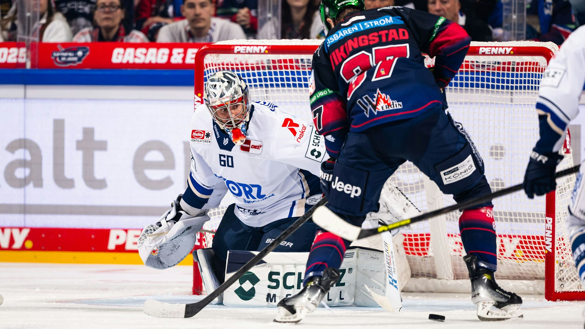 Schwenningen-Goalie Joacim Eriksson  hat seine Augen, seine Hände, seine Schoner und seine Kelle überall und am Ende 45 Schüsse der Eisbären abgewehrt.